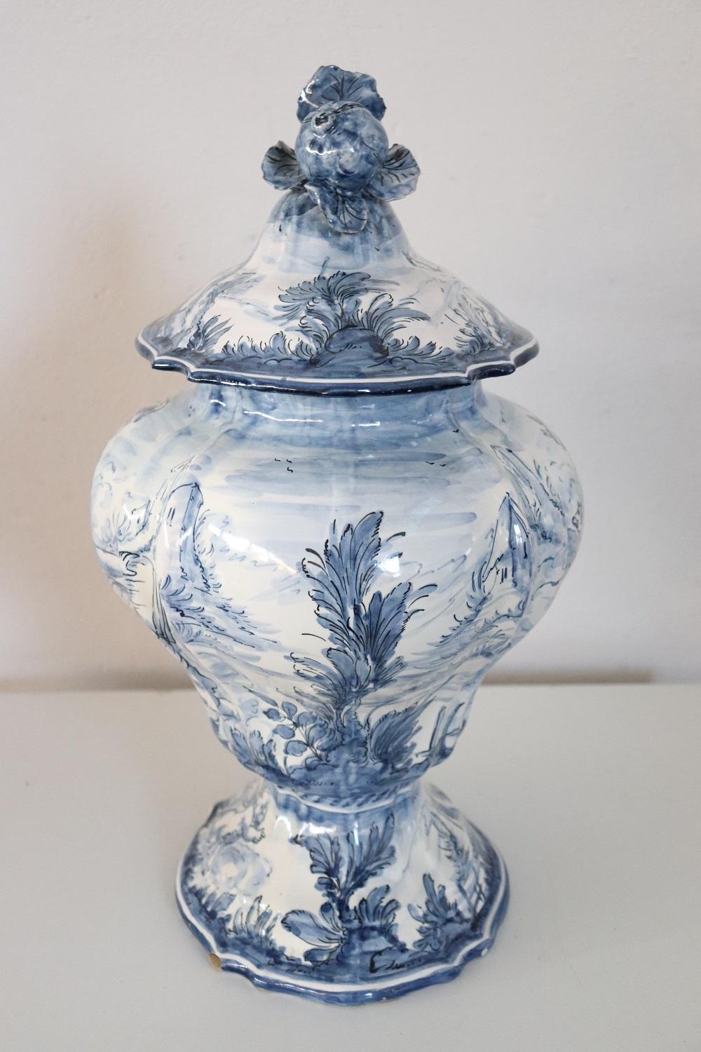 Milieu du XXe siècle Vase italien du 20ème siècle en céramique Albisola avec décorations bleues d'Alba Docilia en vente