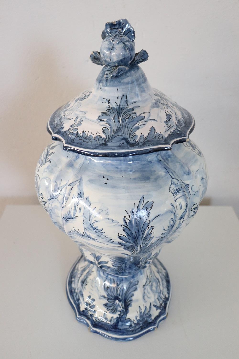 Vase italien du 20ème siècle en céramique Albisola avec décorations bleues d'Alba Docilia en vente 3