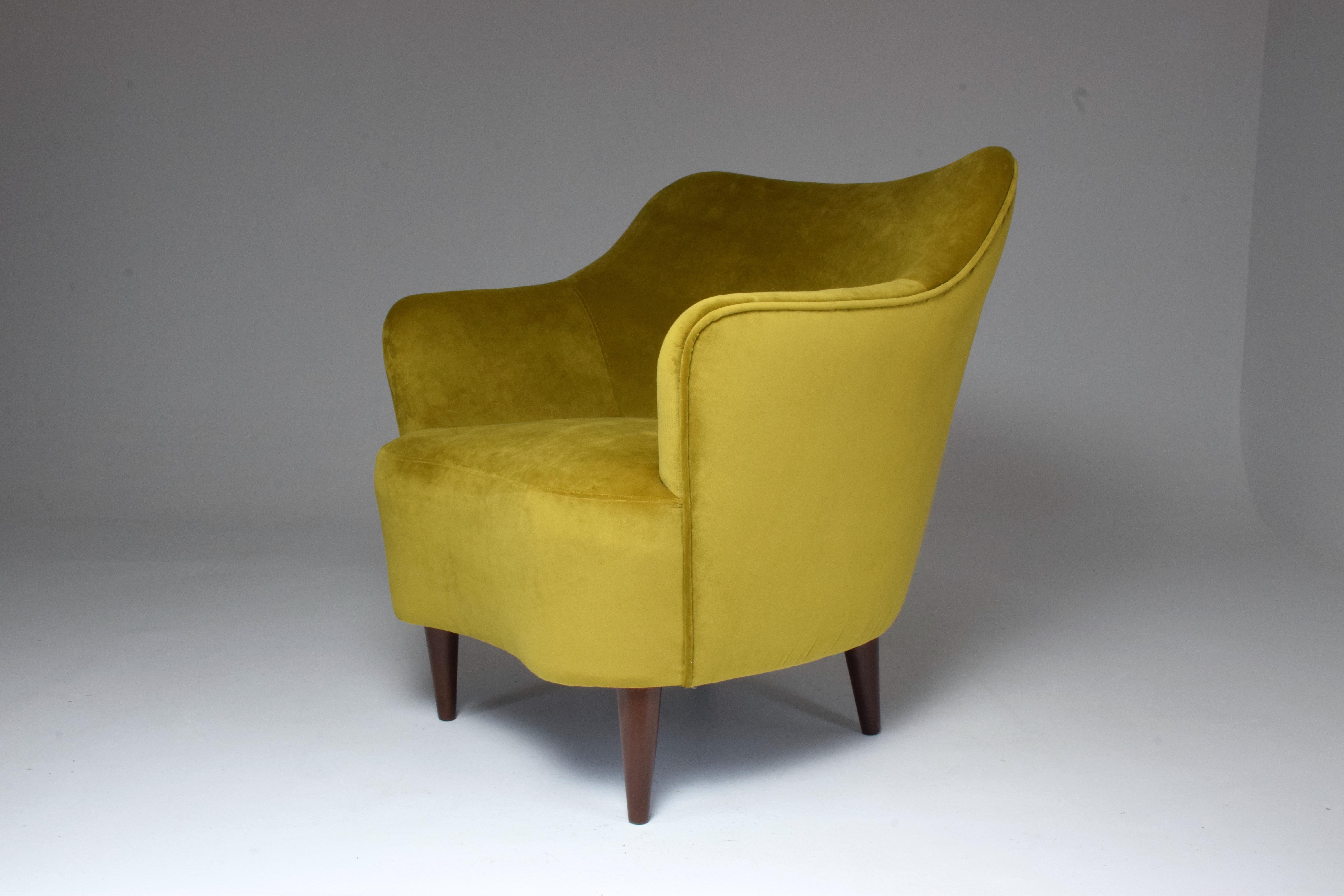 A collectible Italian vintage armchair designed by Gio Ponti for manufacturing company Casa e Giardino in the late 1930s.
In fully restored condition with new yellow velvet upholstery - this model is designed with an integrated cushion.
Italy, circa