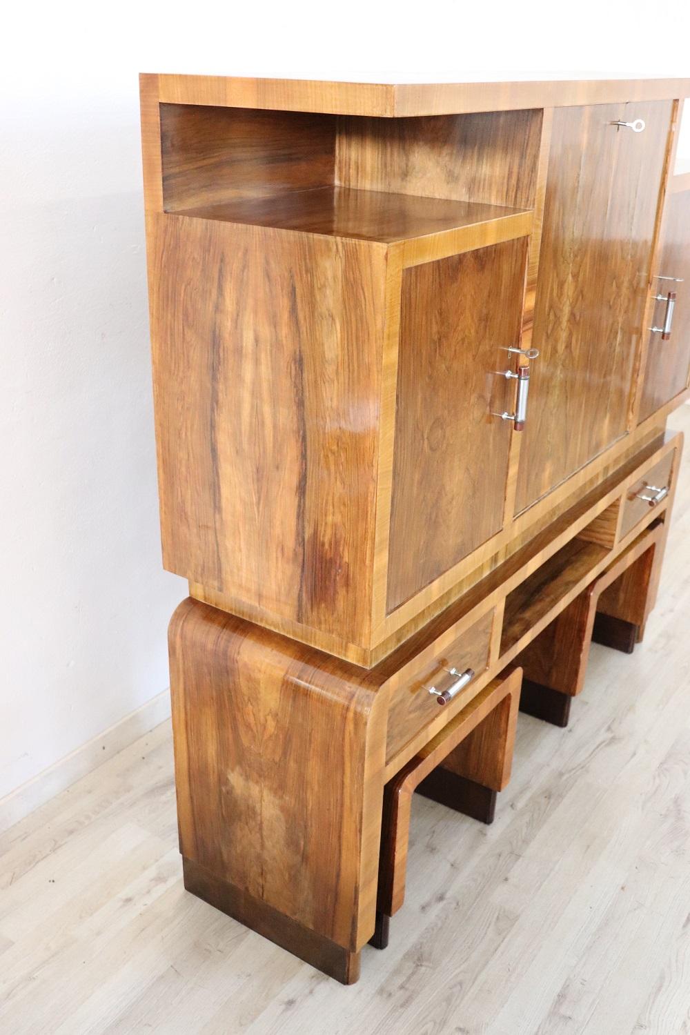20th Century Italian Art Deco Large Bar Cabinet with Two Stools, 1930s In Excellent Condition In Casale Monferrato, IT