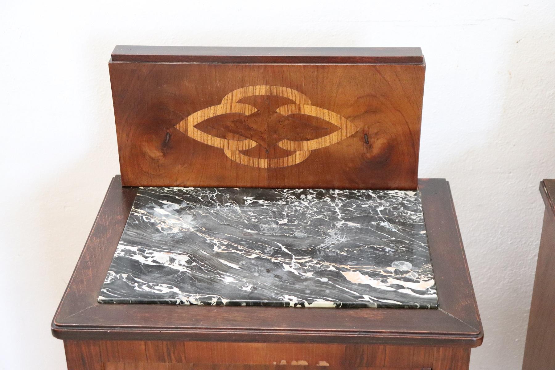 French 20th Century Italian Art Deco Walnut Inlaid Pair of Nightstands with Marble Top For Sale