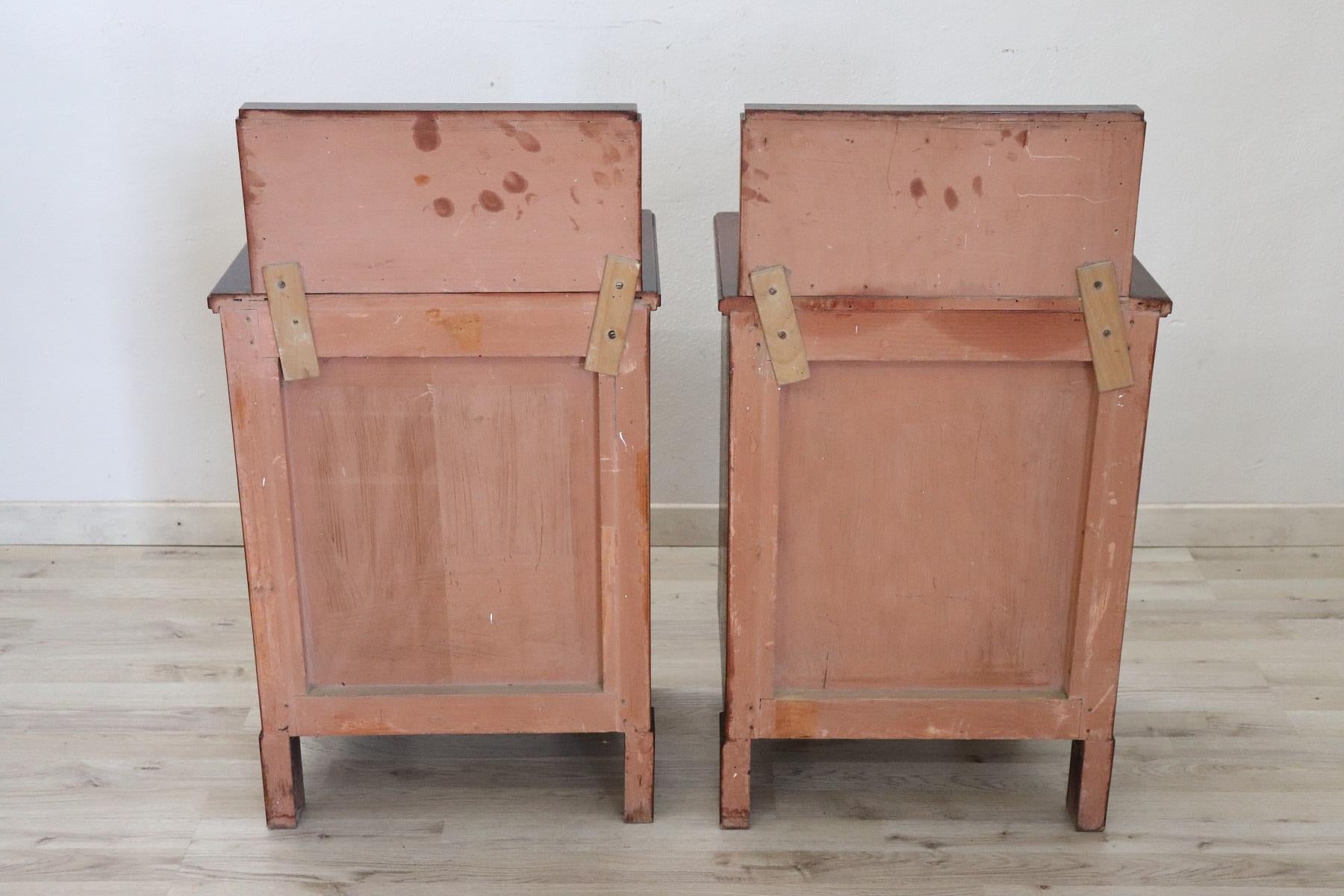 20th Century Italian Art Deco Walnut Inlaid Pair of Nightstands with Marble Top For Sale 1