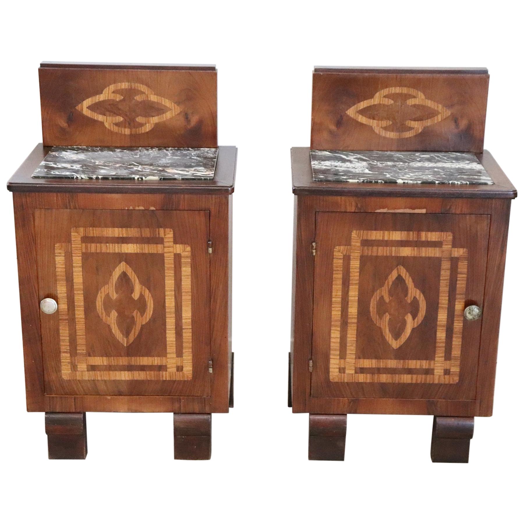 20th Century Italian Art Deco Walnut Inlaid Pair of Nightstands with Marble Top For Sale