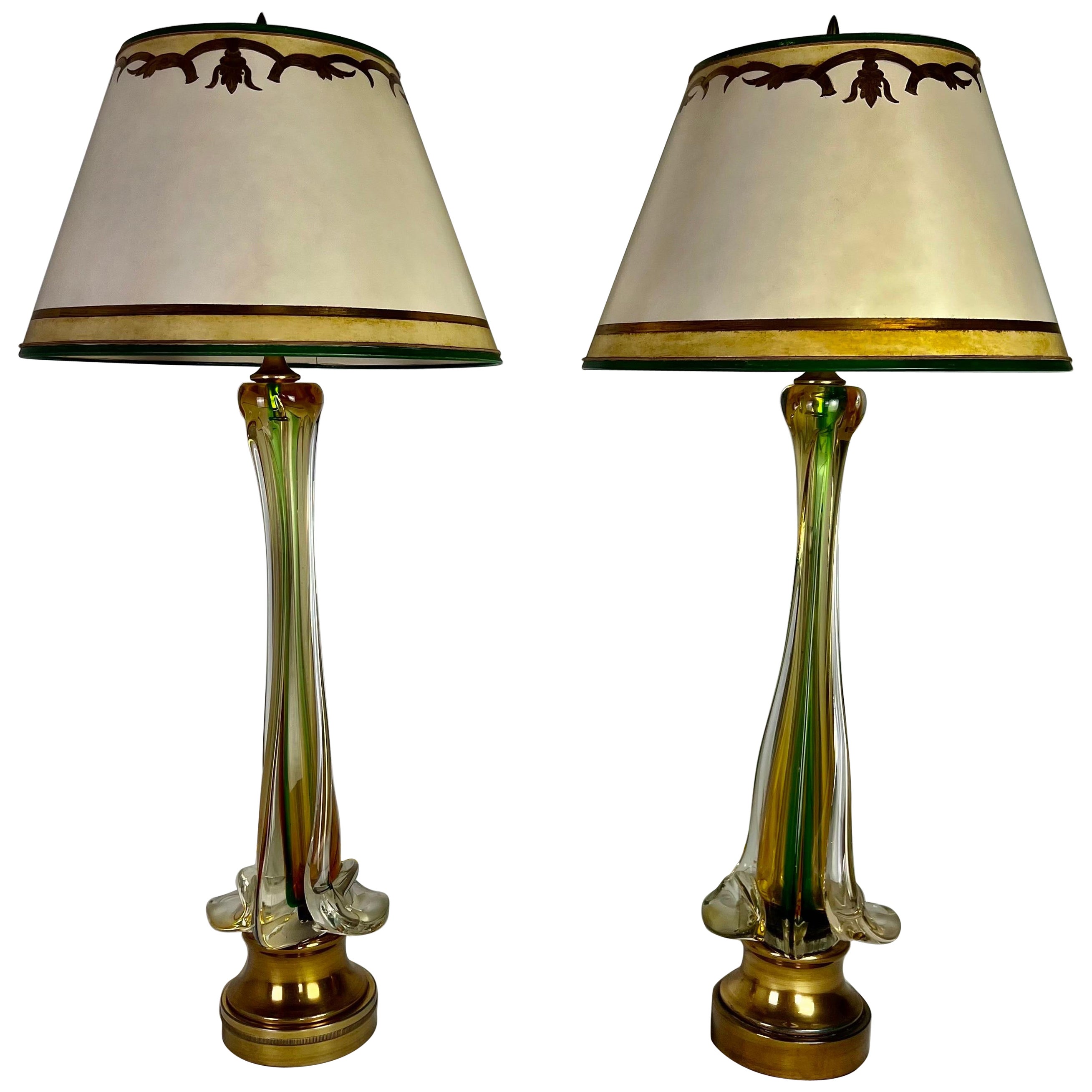 Paire de lampes en verre d'art italien du 20e siècle avec abat-jour en parchemin en vente