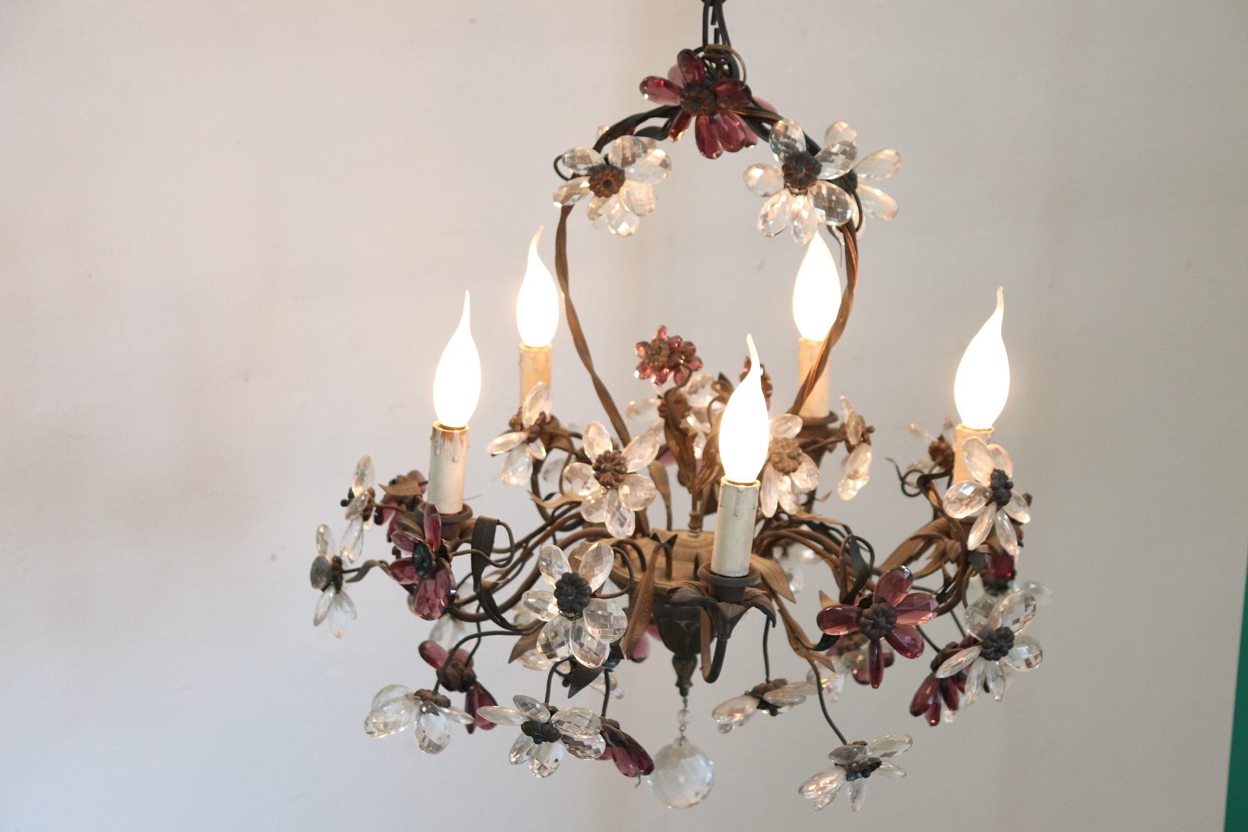 Beautiful and rare Italian Art Nouveau chandelier 1910s with 5 light. This chandelier is made of bronze with numerous scrolls and decorative leaves. Beautiful large decorative flowers with petals made of precious artistic Murano glass. A truly