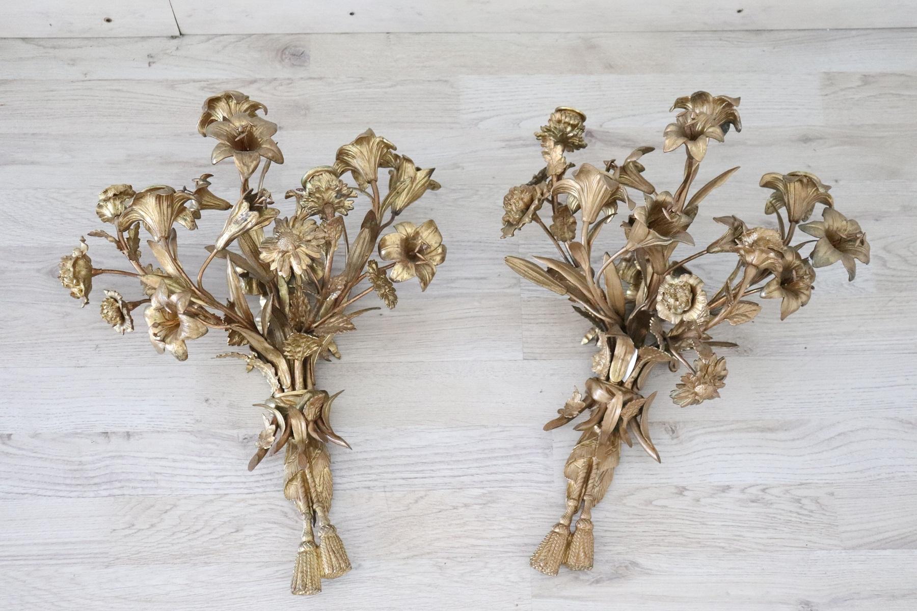 A particular pair of Italian Art Nouveau candle sconces in gilded bronze 5 arms. The bronze is finely chiselled decoration of great quality a bouquet of flowers perfectly realized in the details. Beautiful to decorate an important salon. They have