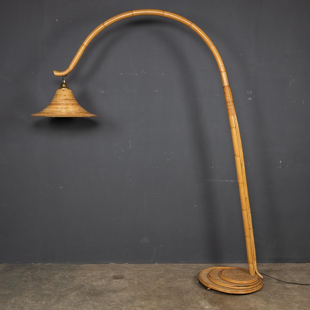 Une inhabituelle lampe à arc en bambou fabriquée en Italie au milieu du 20e siècle et conçue par Vivai Del Sud. Créée dans les années 1970, l'icône de l'Icone. Combinant l'opulence de l'art baroque italien, la grandeur du classicisme romain et la