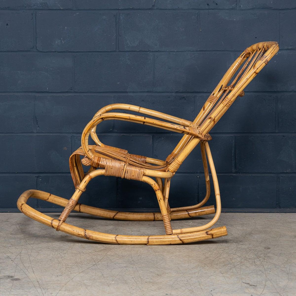 Una splendida sedia a dondolo della metà del secolo scorso realizzata in Italia negli anni '60. Caratterizzata da una seduta in rattan e da un telaio in bambù costruito con cura, la sedia bilancia la durata con un'estetica aggraziata. I materiali