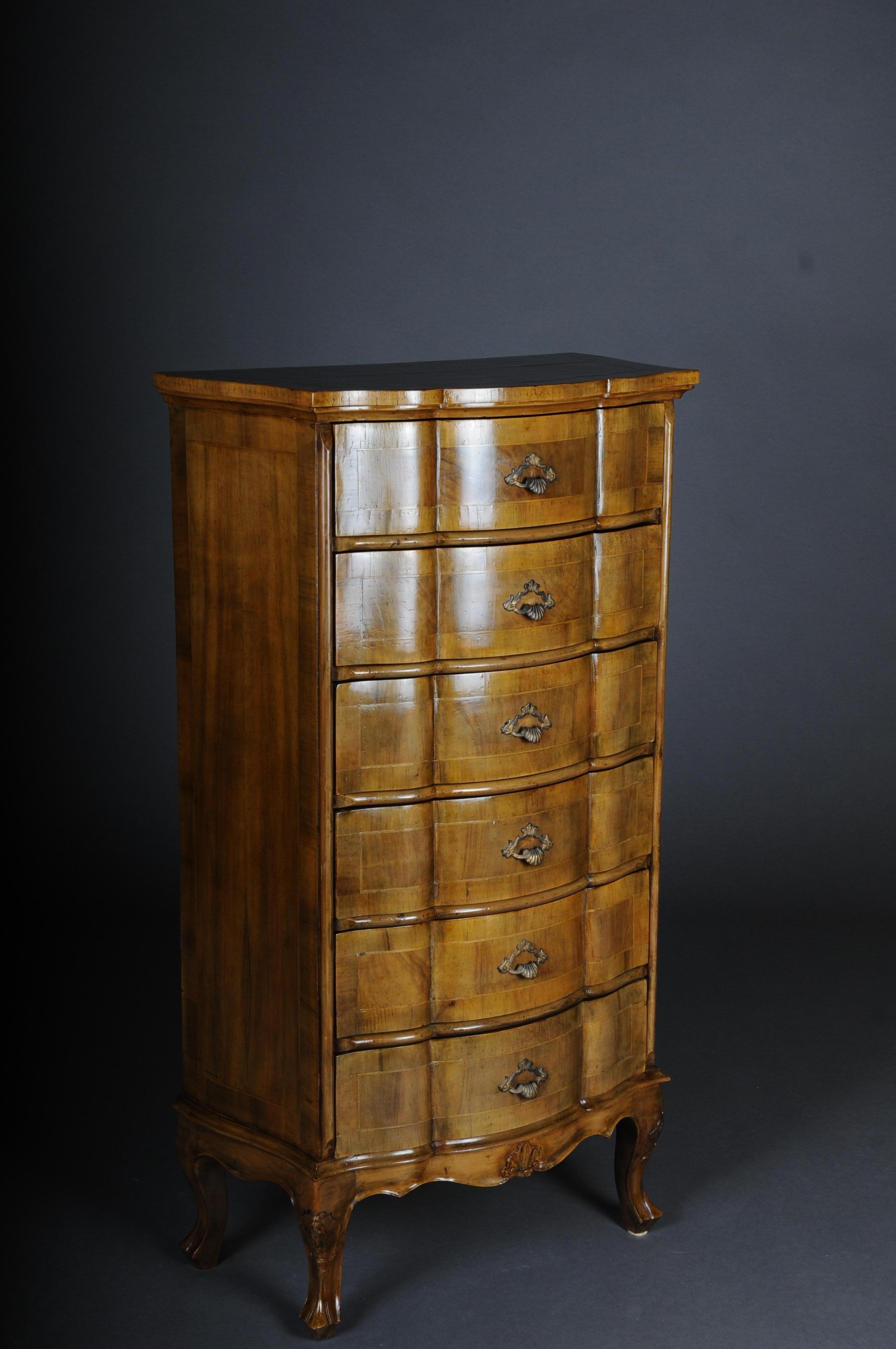 20th century Italian Baroque Chiffonniere/high chest of drawers
Walnut root veneer on solid wood. 6-drawer body. Italy - Baroque 20th century. Elegant piece of furniture with a curved body.

(D-86).
 