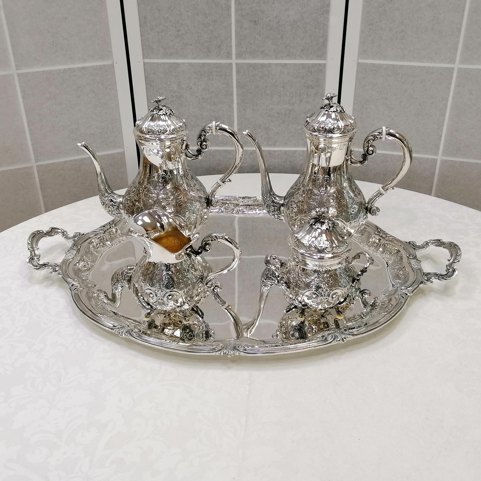 Important sterling silver tea and coffee service.
The service was entirely handmade in the Baroque style.
The body of the coffee pot, teapot, milk jug and sugar bowl is round and have been embossed with a shell design, typical of the Baroque