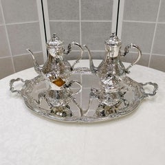 Servizio da tè barocco italiano del XX secolo in argento 925 inciso con vassoio