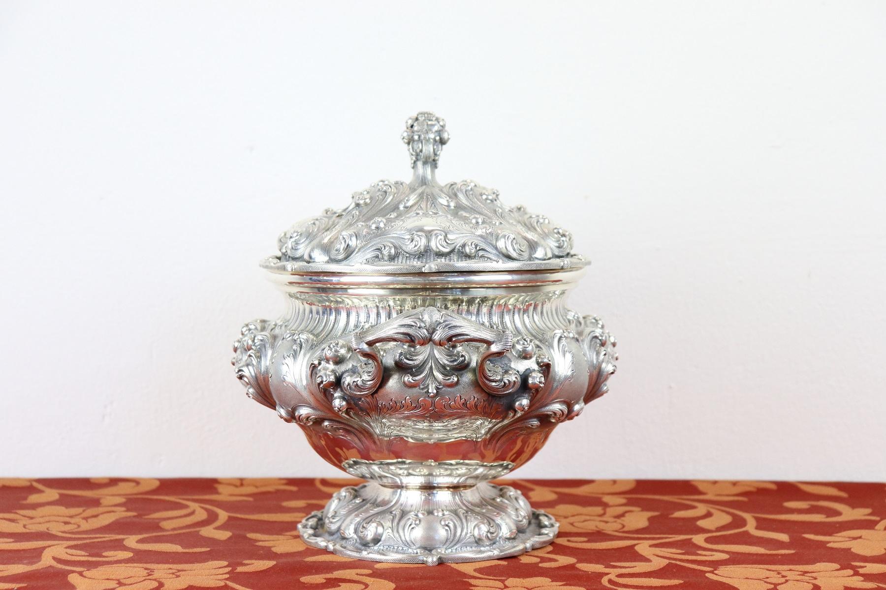 Magnificent tureen or centrepiece in 800 silver marked under the base circa 1970s. Trademark of the Italian manufacturer 862 MI Cattaneo Fernando Milan. Spectacular processing of silver with a typically Baroque style decoration. Look carefully at