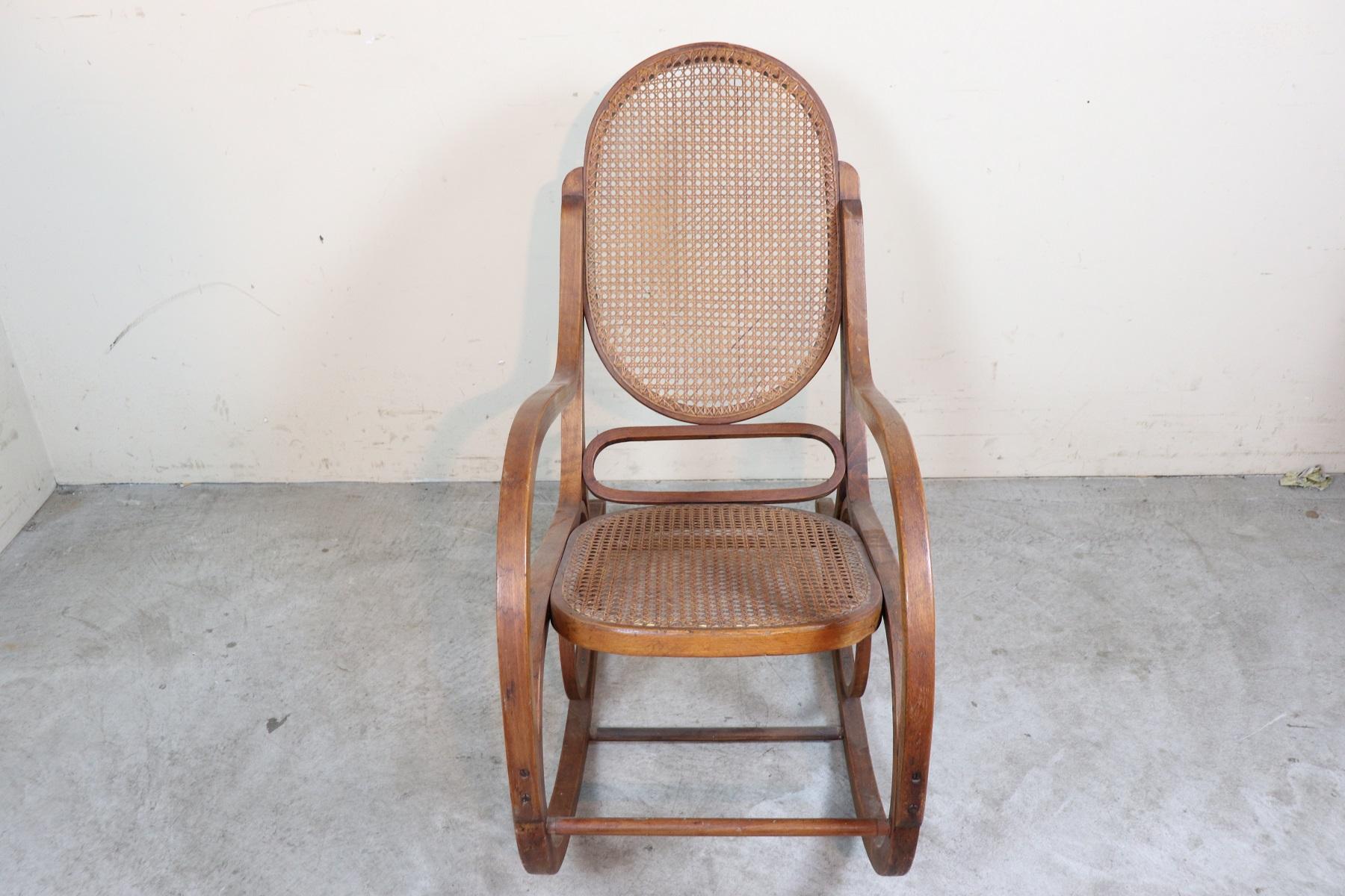 20th Century Italian Bent Beech Rocking Chair in the Style of Gebrüder Thonet In Excellent Condition In Casale Monferrato, IT