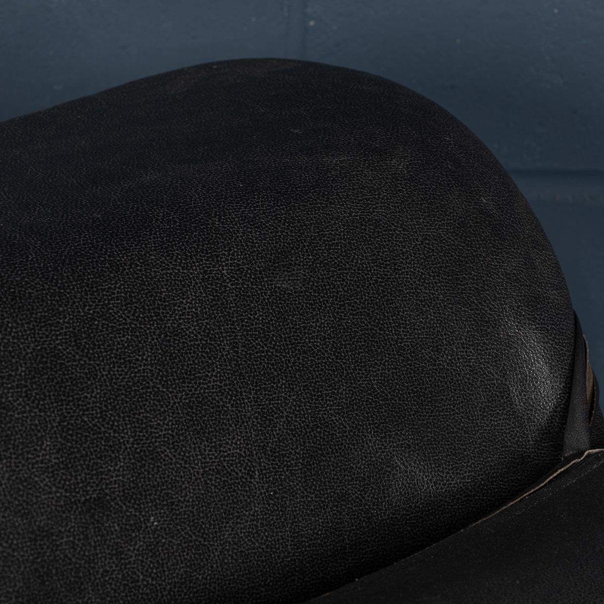 Chaise longue italienne en cuir noir du 20e siècle d'après Le Corbusier c.C. en vente 7