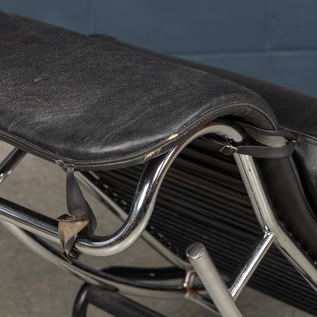 Chaise longue italienne en cuir noir du 20e siècle d'après Le Corbusier c.C. en vente 11