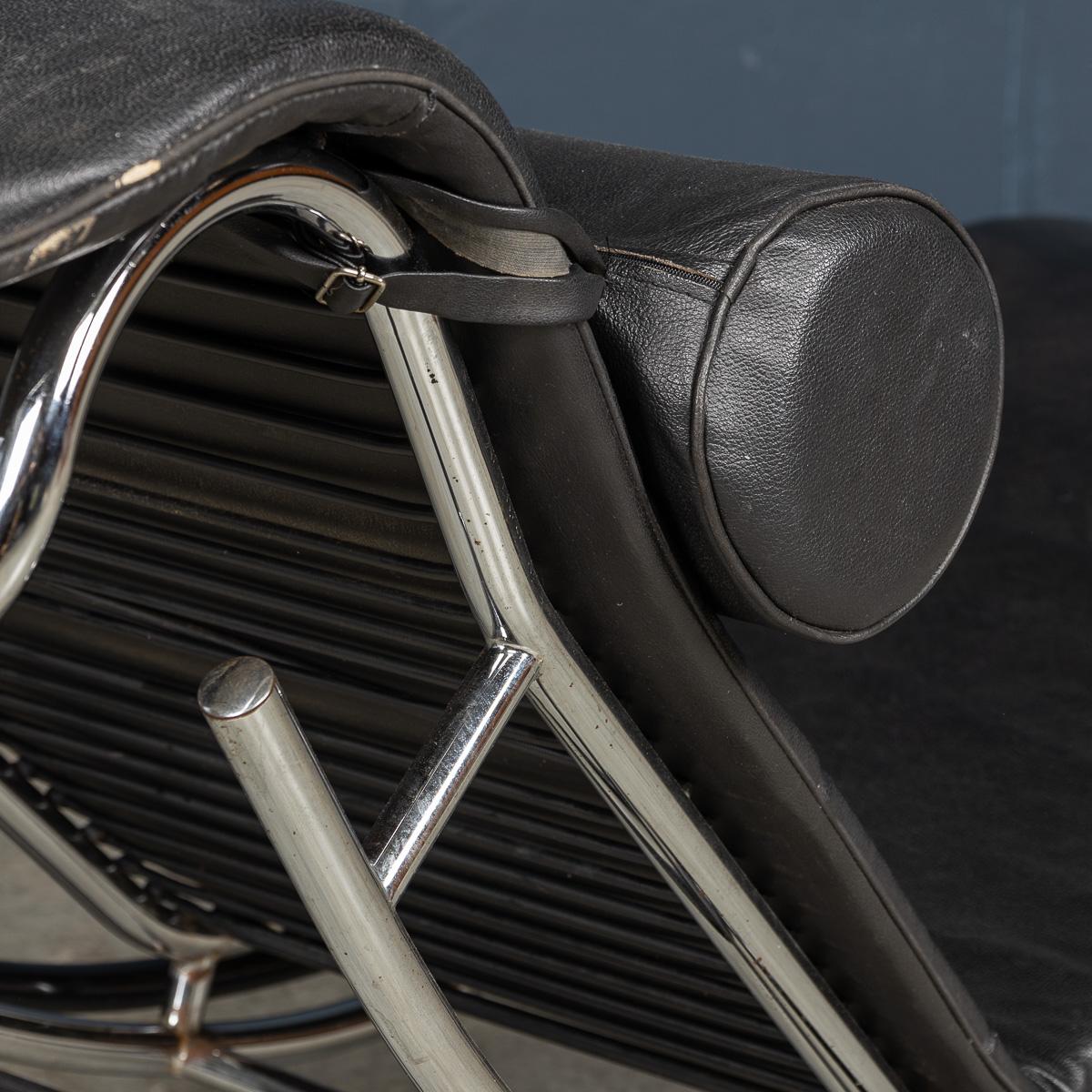 Chaise longue italienne en cuir noir du 20e siècle d'après Le Corbusier c.C. en vente 12