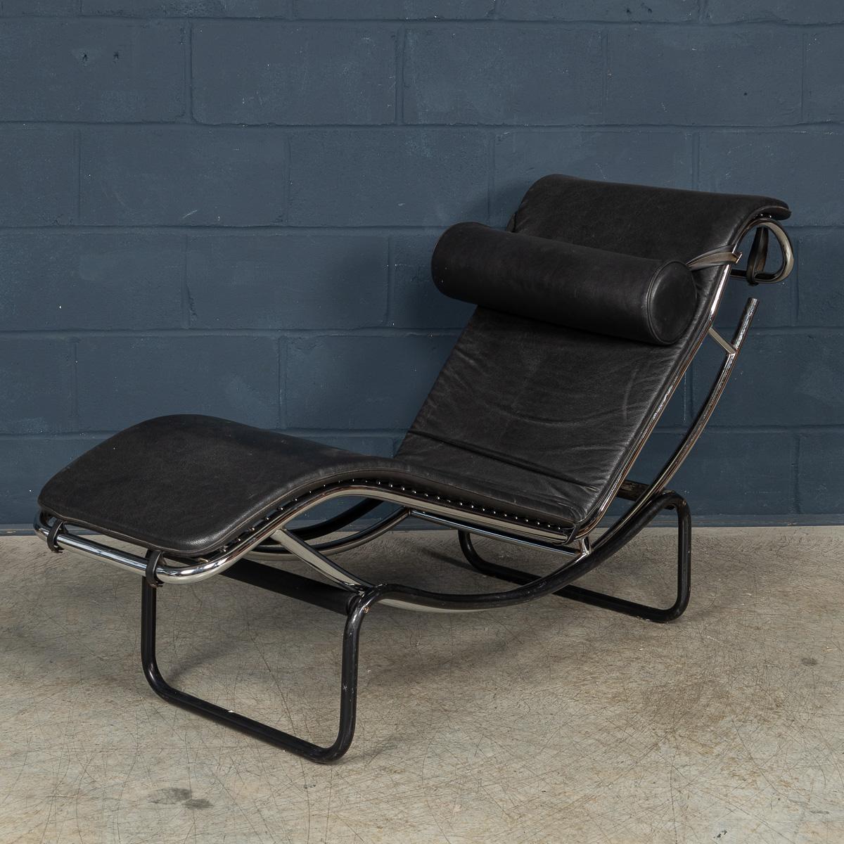 Cet élégant lit de jour ou chaise longue, exécuté dans le style de l'emblématique LC4 de Le Corbusier, comprend une élégante chaise longue en cuir noir avec un coussin assorti, soutenu par un cadre métallique tubulaire reposant sur une base laquée