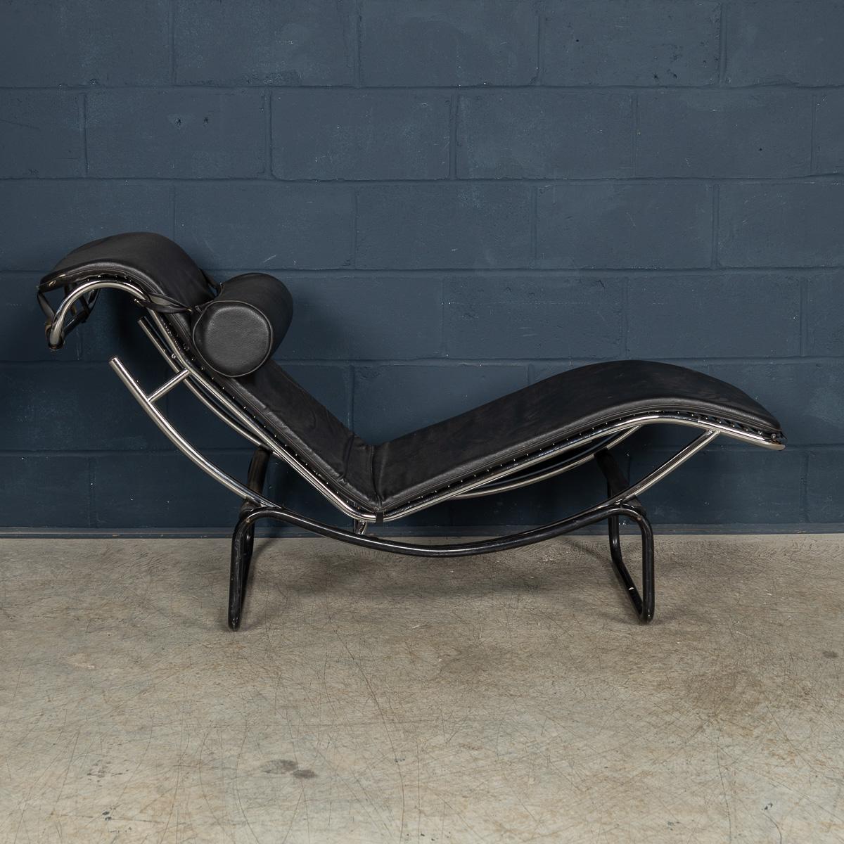 Métal Chaise longue italienne en cuir noir du 20e siècle d'après Le Corbusier c.C. en vente