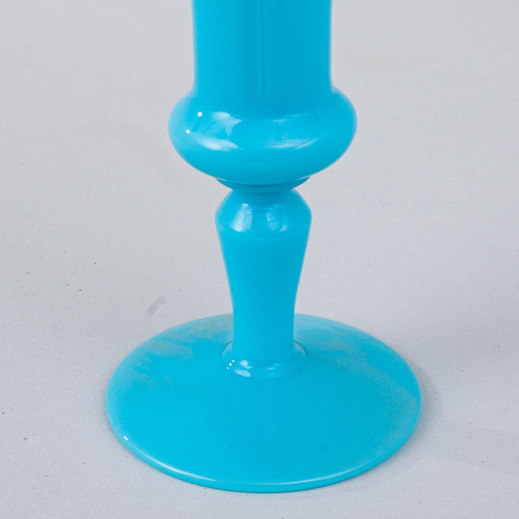 Ce vase en verre bleu italien du 20e siècle évoque l'art de Murano. Soufflé à la main dans l'estimable tradition de Murano, ce vase présente une silhouette élégante qui s'évase gracieusement vers le haut. Les tons azur du verre évoquent un sentiment
