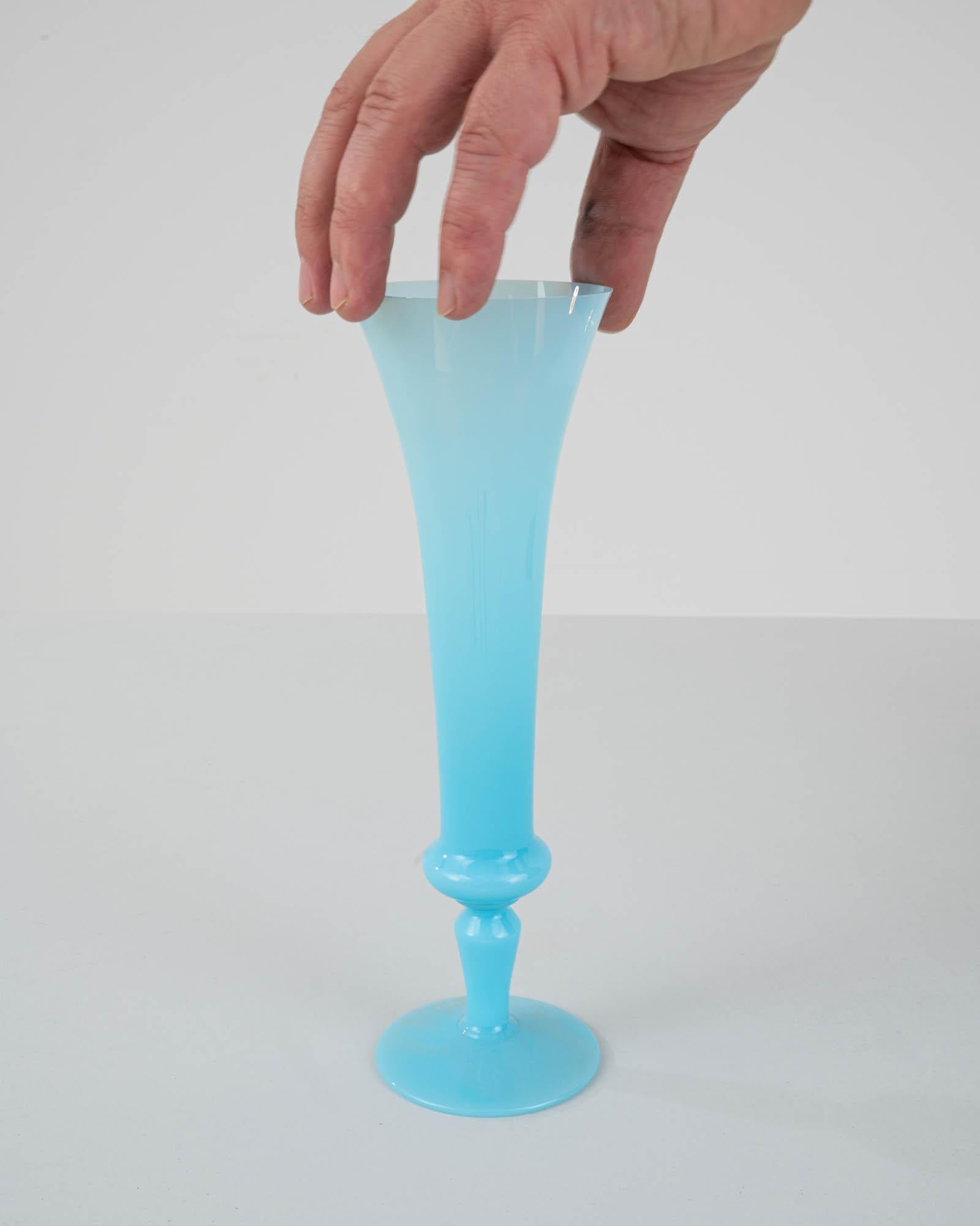 Verre opalin Vase en verre bleu italien du 20e siècle en vente