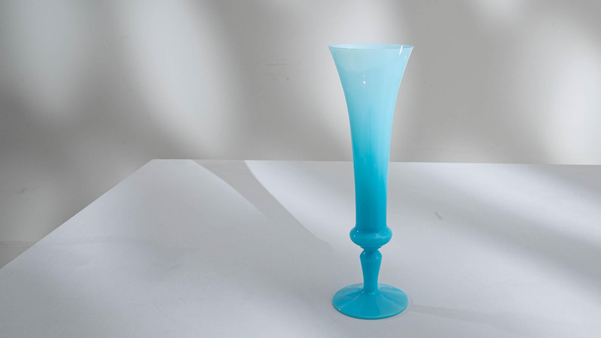Vase en verre bleu italien du 20e siècle en vente 2