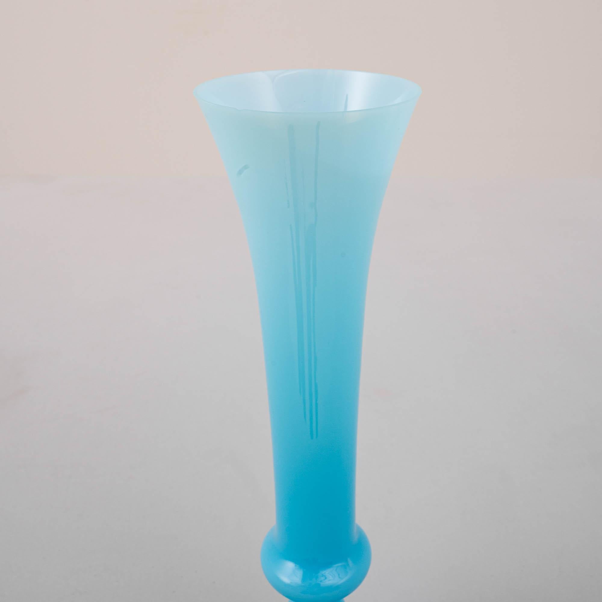 Vase en verre bleu italien du 20e siècle en vente 3
