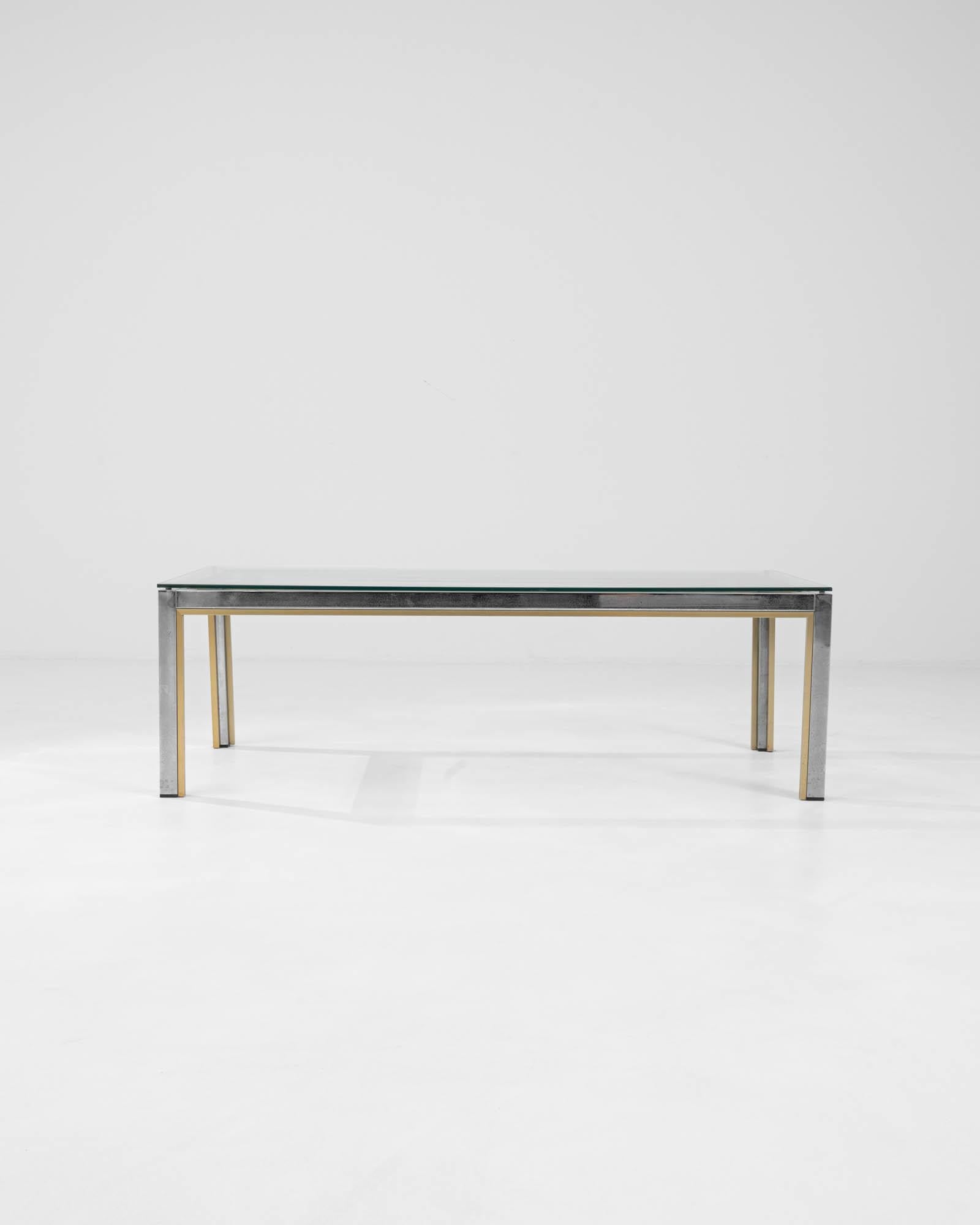 Cette exquise table basse italienne en laiton du XXe siècle, signée Renato Zevi, est un chef-d'œuvre du design moderne du milieu du siècle. Les lignes épurées et minimalistes de la table sont accentuées par l'éclat subtil du laiton, offrant une