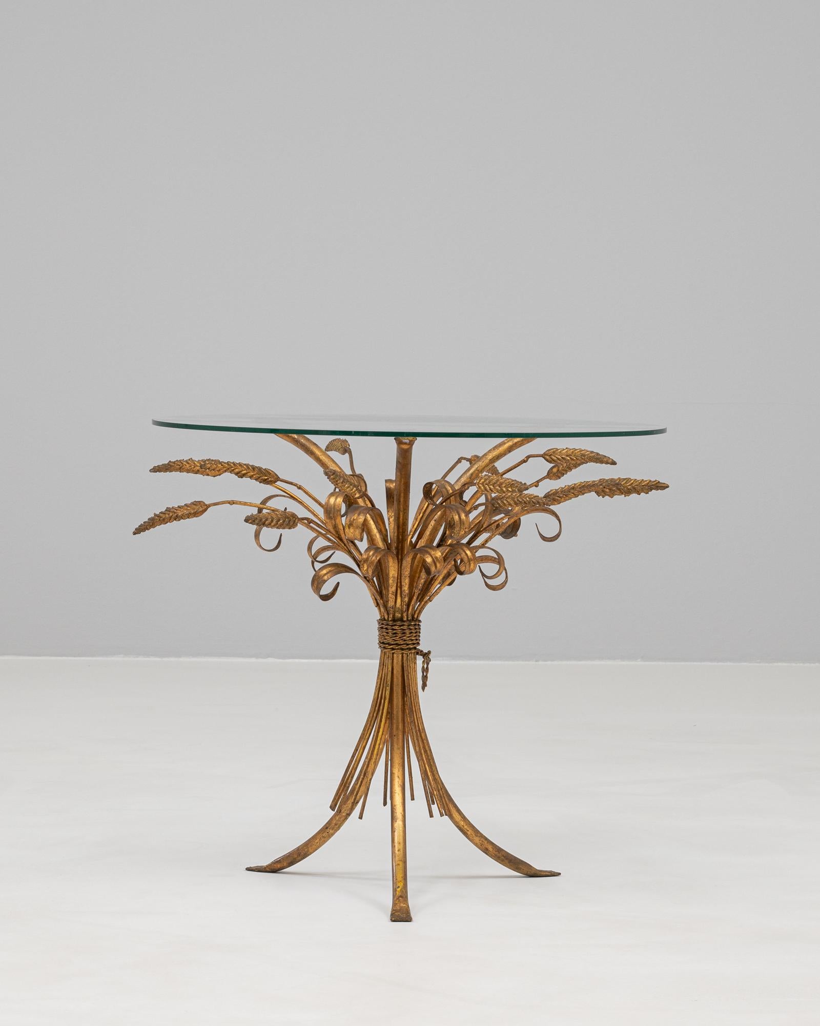 Mesa de centro italiana del siglo XX de latón con tapa de cristal en venta 1