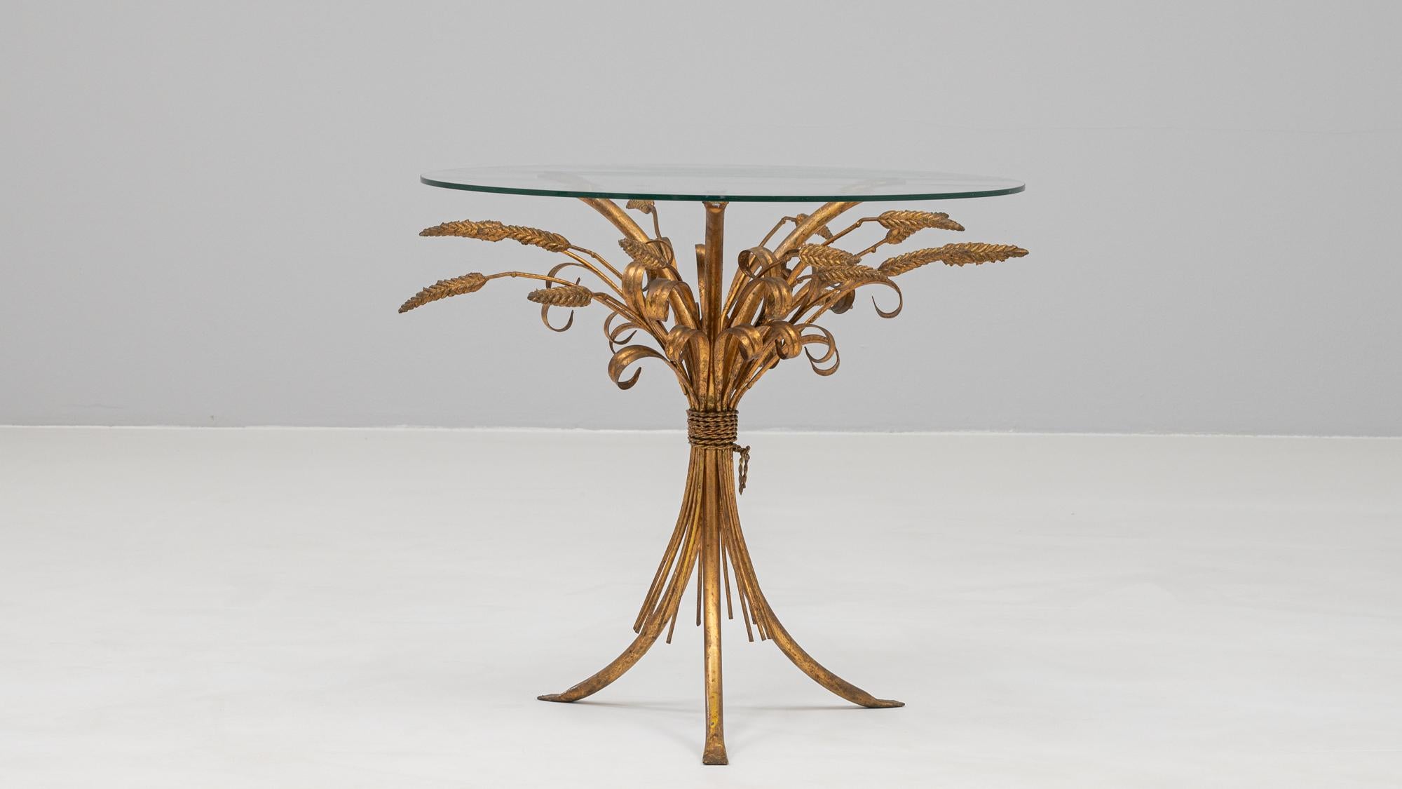 Mesa de centro italiana del siglo XX de latón con tapa de cristal en venta 2