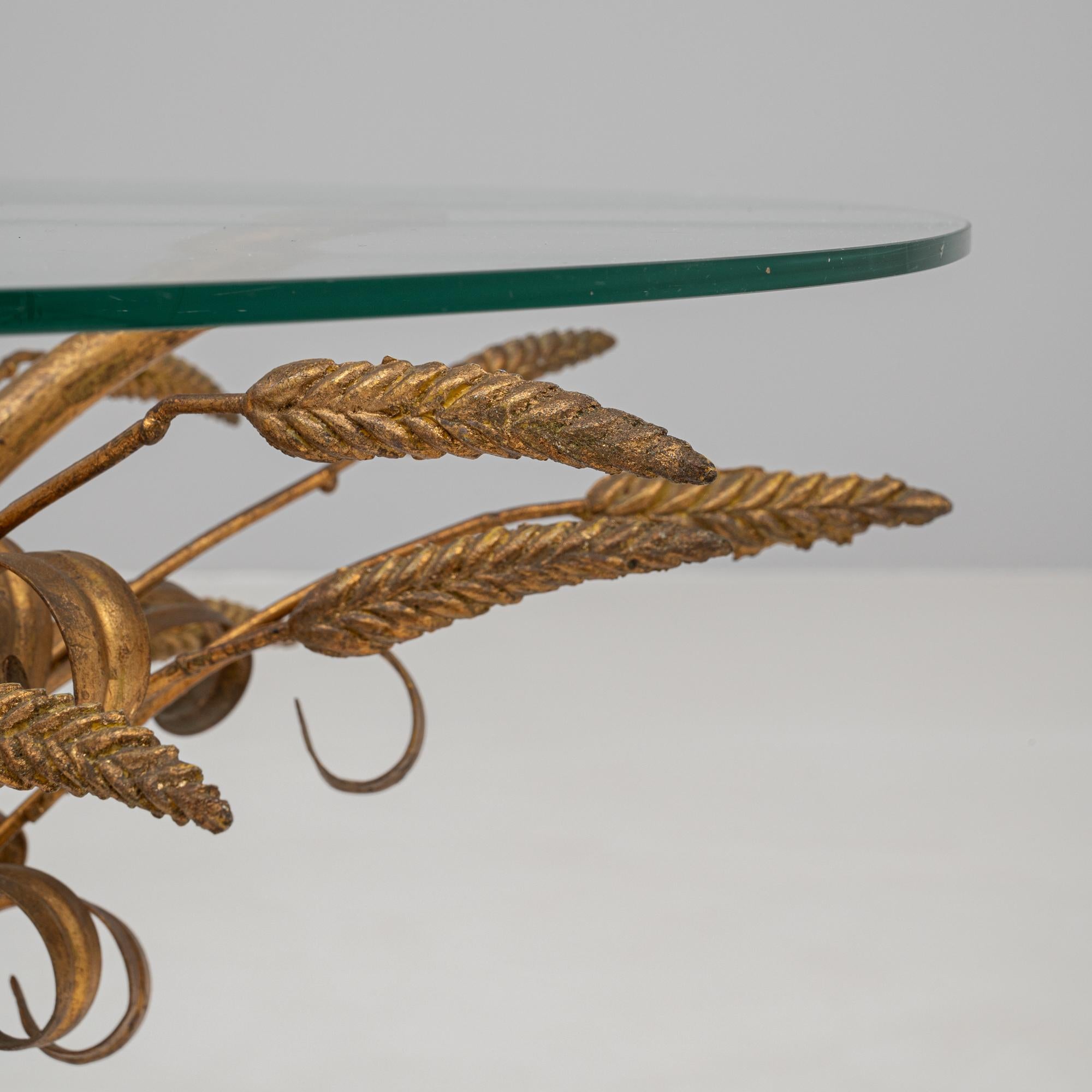 Mesa de centro italiana del siglo XX de latón con tapa de cristal en venta 3