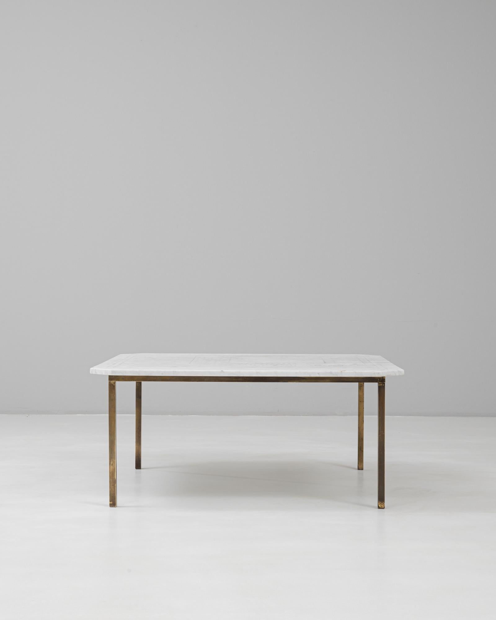 Esta mesa de centro de latón italiano del siglo XX con tapa de mármol combina materiales refinados con una silueta limpia y moderna característica del diseño italiano de mediados de siglo. La superficie cuadrada de mármol presenta suaves vetas