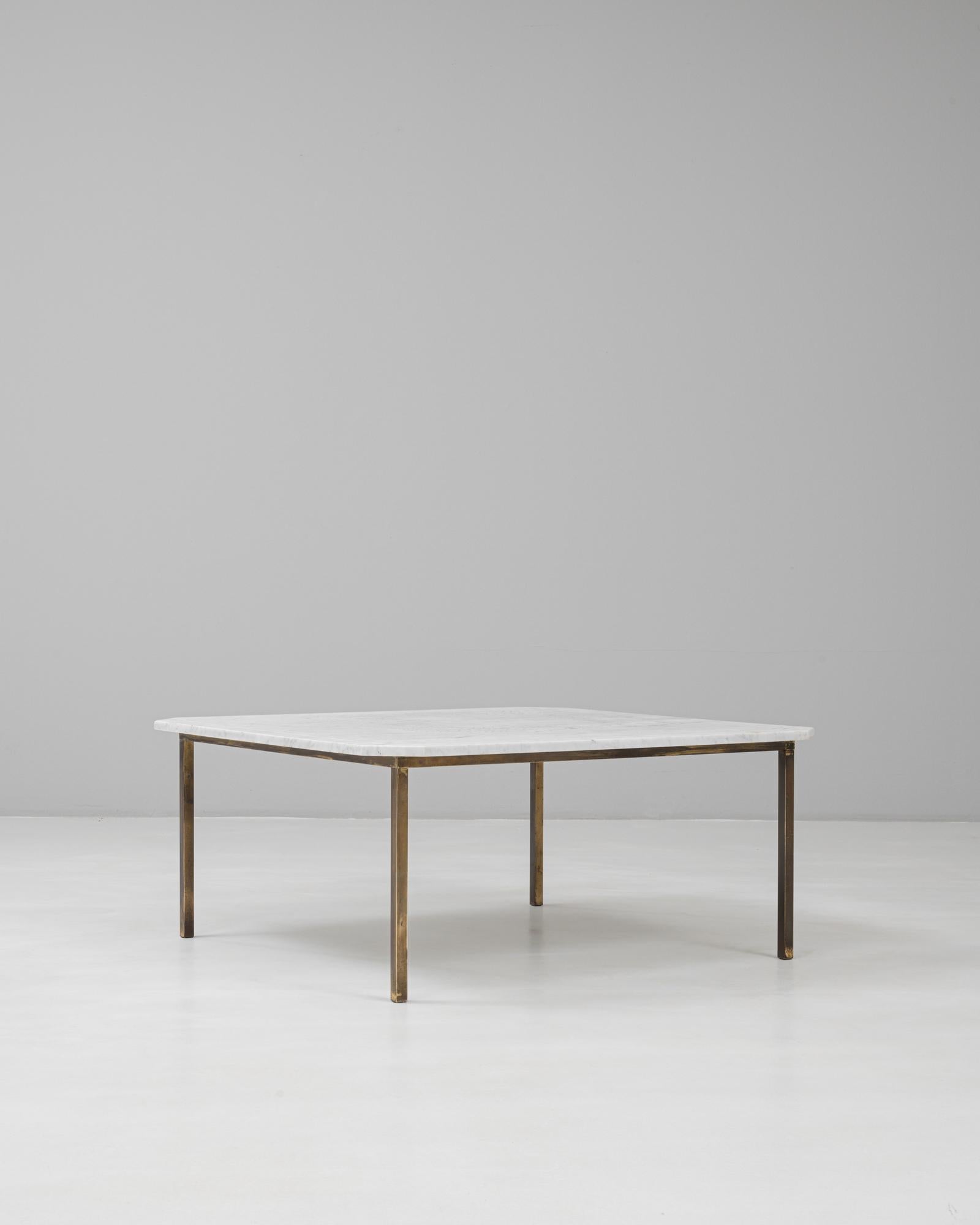 Mesa de centro italiana del siglo XX de latón con tapa de mármol en Bueno estado para la venta en High Point, NC