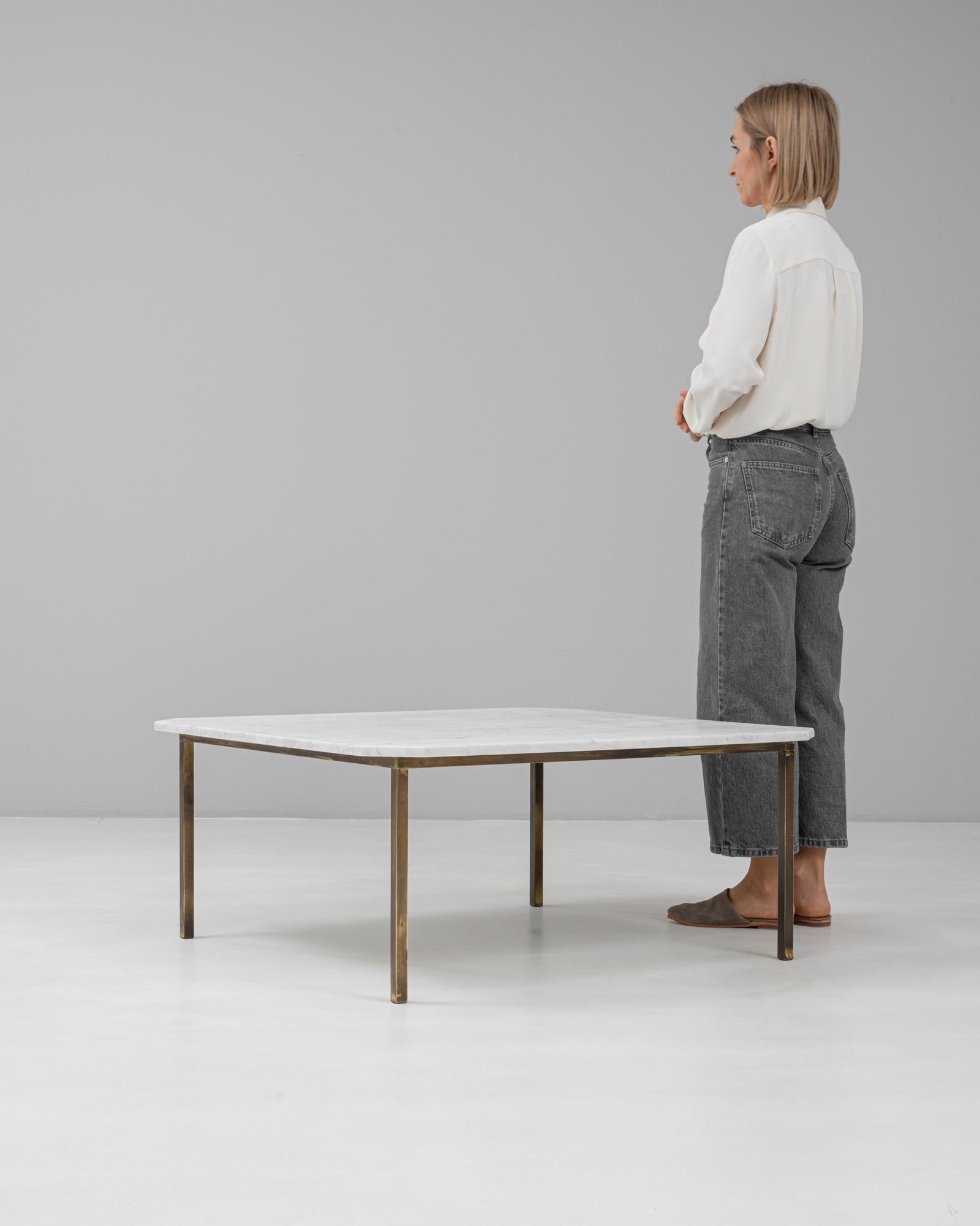 Mesa de centro italiana del siglo XX de latón con tapa de mármol Latón en venta