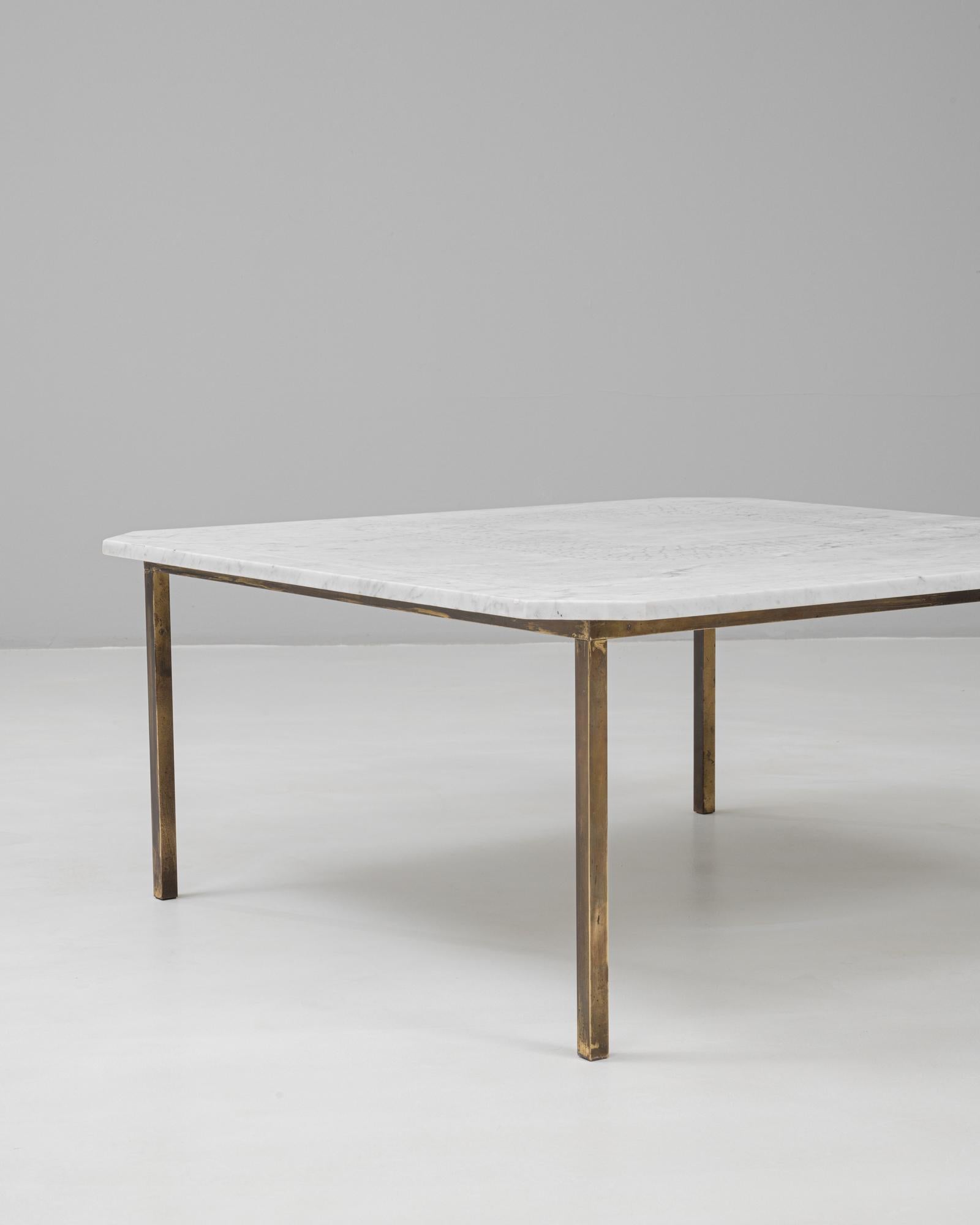 Mesa de centro italiana del siglo XX de latón con tapa de mármol en venta 1