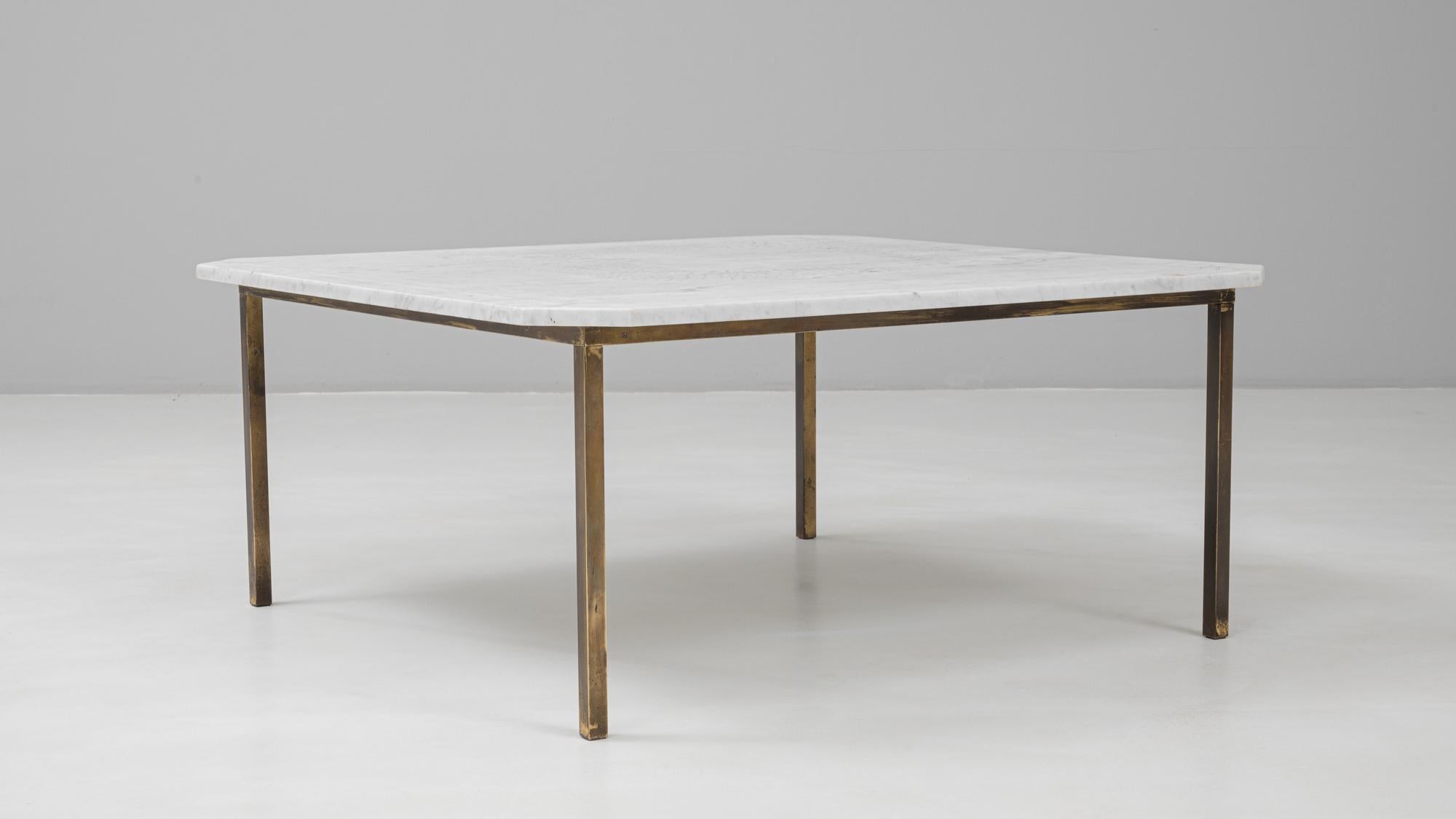 Mesa de centro italiana del siglo XX de latón con tapa de mármol en venta 2