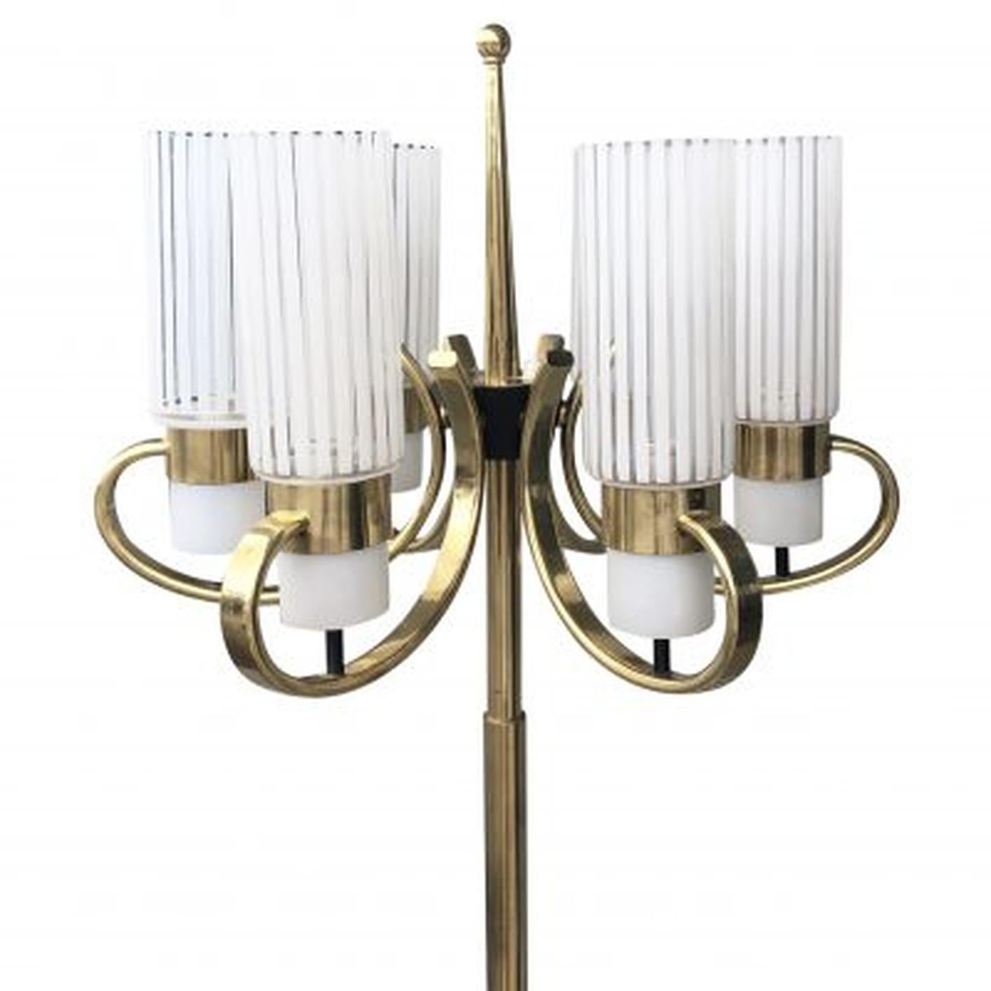 A Vintage Mid-Century Modern Italienische Messing Stehlampe mit sechs Scroll Form Arme mit zylindrischen gestreiften Glasschirme, steht auf einem runden, weißen Marmorsockel. Die Lampenschirme im Stil von Stilnovo sind jeweils mit einer Lichtfassung