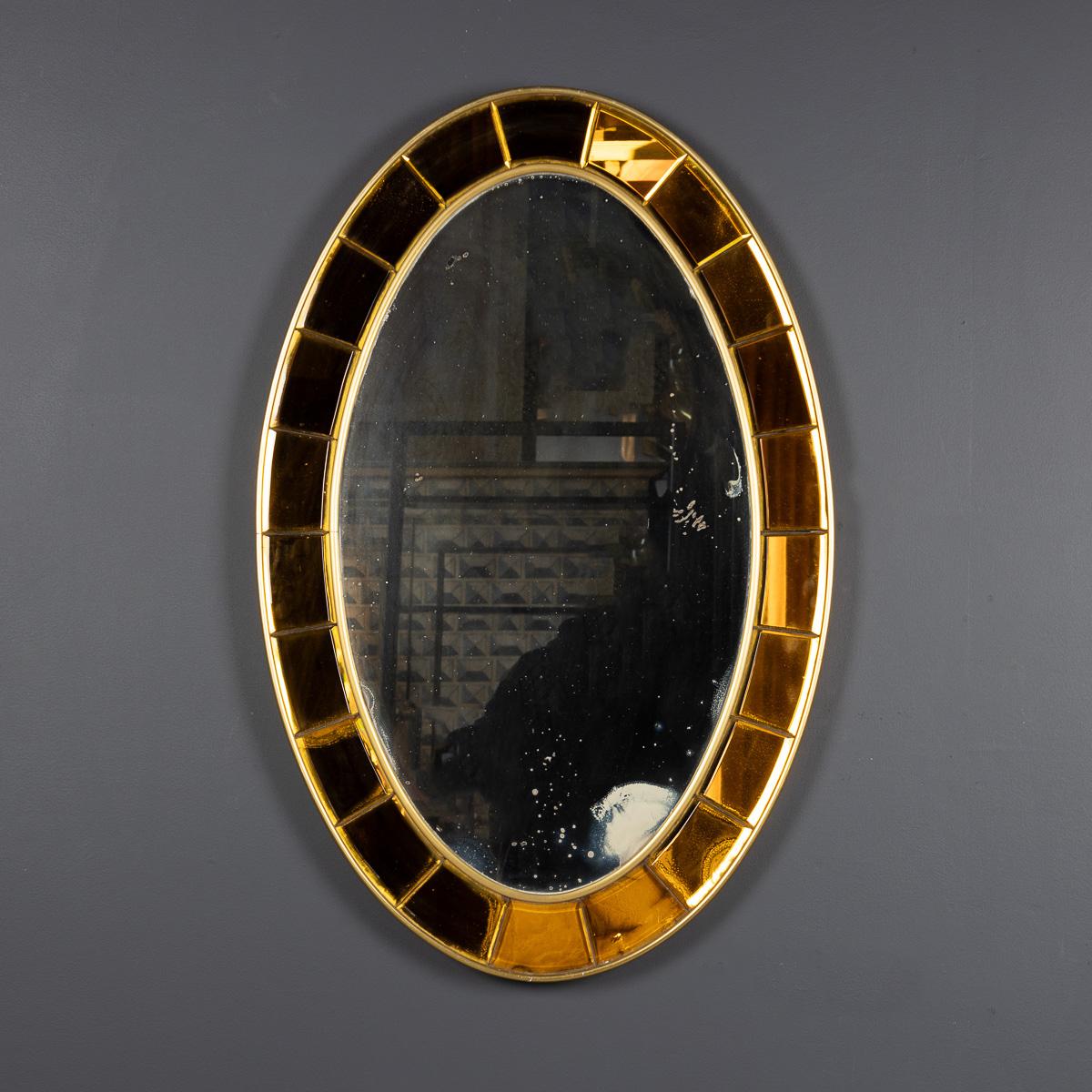 Grand miroir ovale du 20e siècle avec un cadre en mosaïque de verre brut ambré, monté en laiton, par la société italienne Cristal Arte.

Cristal Arte est un fabricant italien renommé, spécialisé dans la verrerie décorative et les miroirs. Fondée au