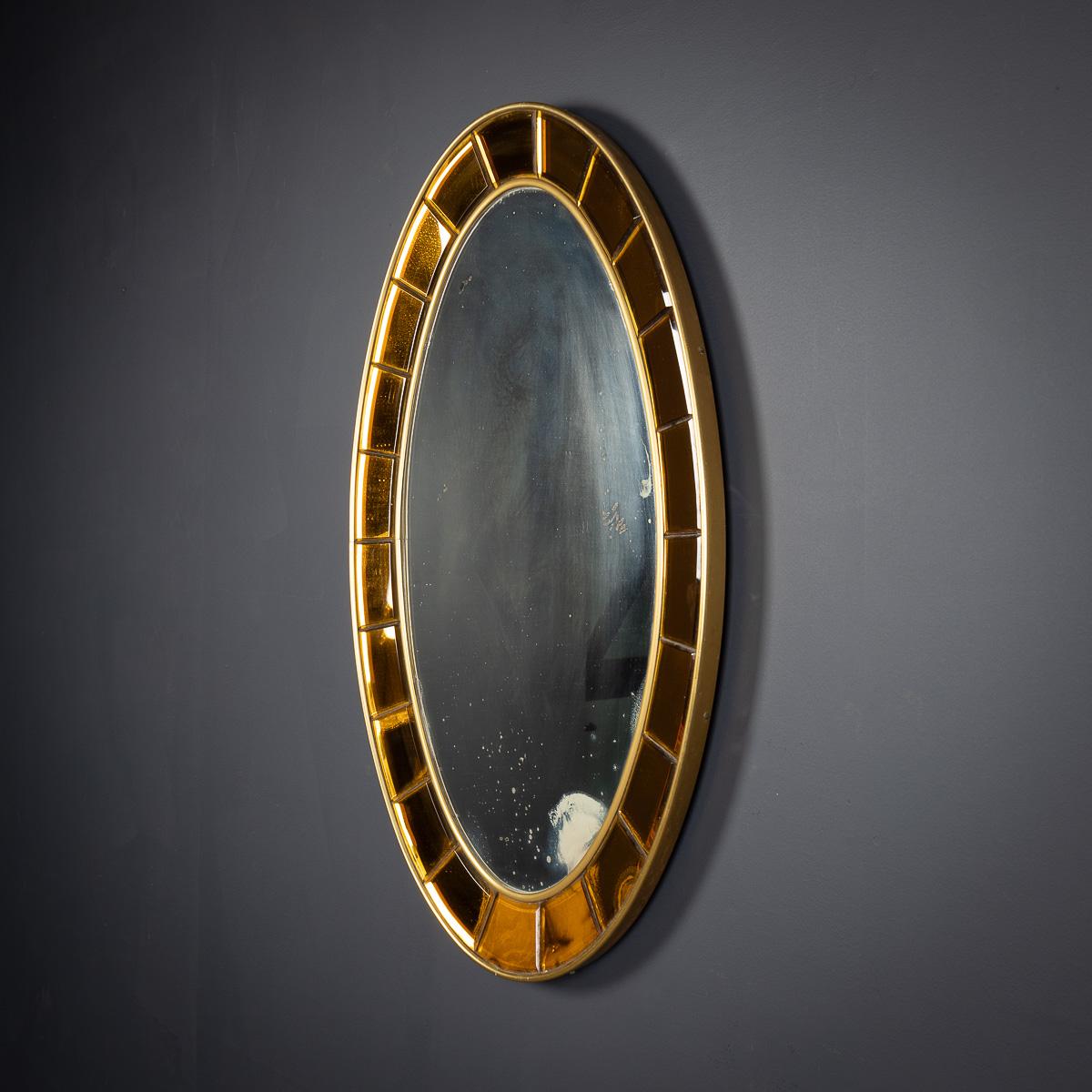 Autre Miroir ovale italien du 20ème siècle en laiton et verre par Cristal Arte, vers 1950 en vente