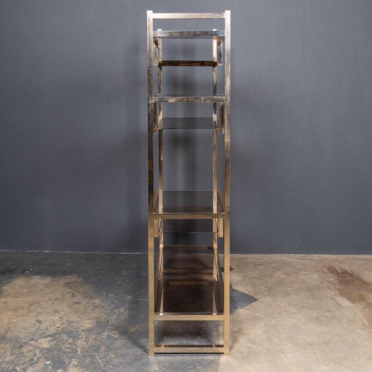 Italienische Etagere-Regale aus Messing und Rauchglas des 20. Jahrhunderts, ca. 1970 im Angebot 1