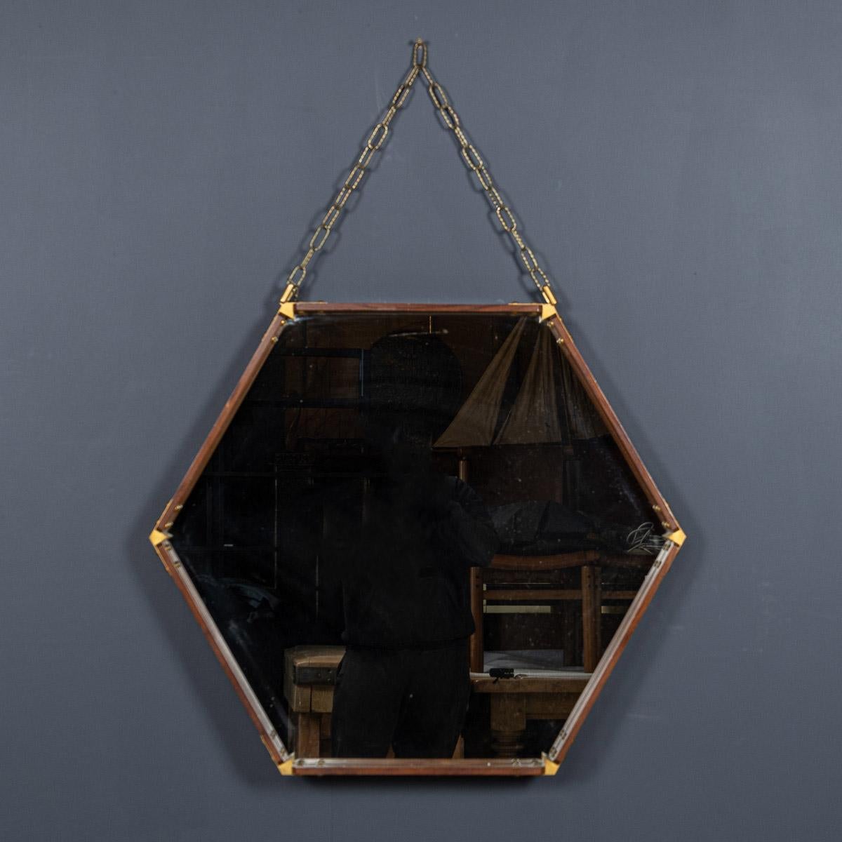 Miroir italien du 20e siècle, encadré de laiton et de bois, monté sur une chaîne de suspension. Un superbe article qui ajoutera de l'élégance et du style à tout intérieur, qu'il soit moderne ou vintage.

CONDITION
En bon état Vintage By - Quelques