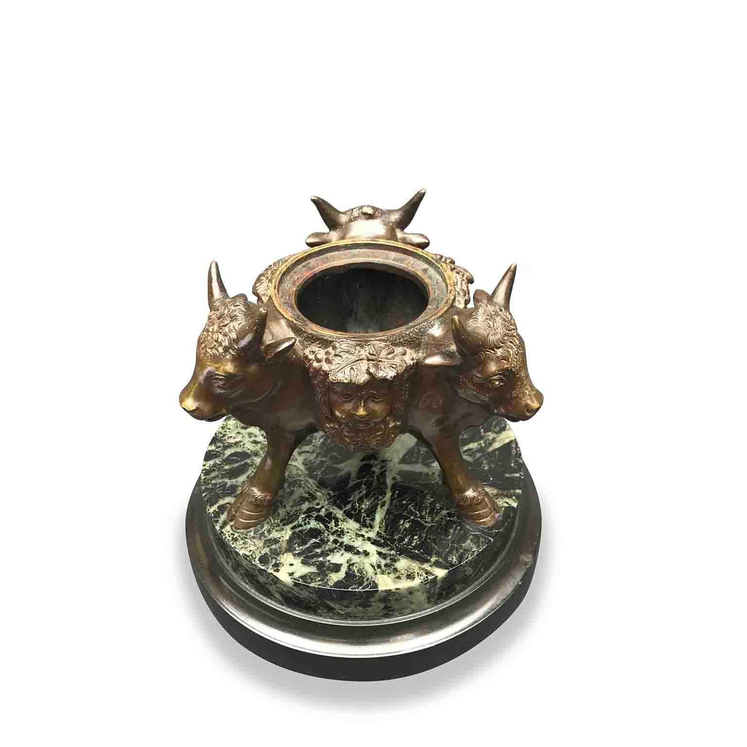 20th Century Italian Bronze Inkwell with Bull Heads and Putti Embracing Lion For Sale 7