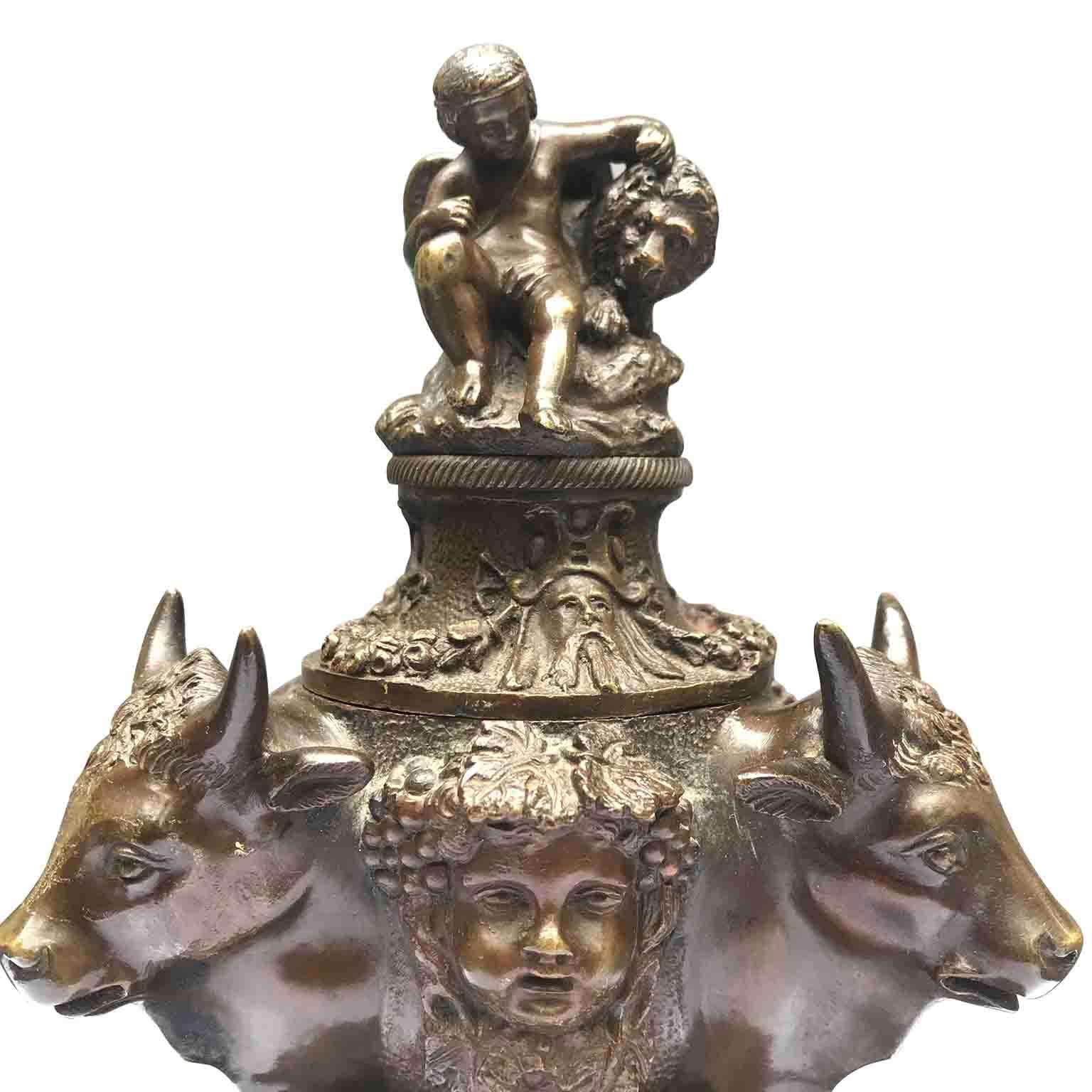 20th Century Italian Bronze Inkwell with Bull Heads and Putti Embracing Lion In Good Condition For Sale In Milan, IT