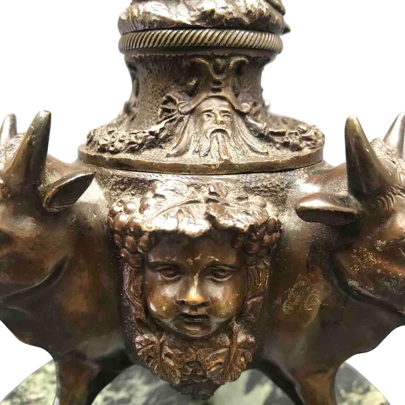 Italienisches Bronze-Tintenfass des 20. Jahrhunderts mit Stierköpfen und Löwen, die sich umarmen im Angebot 1