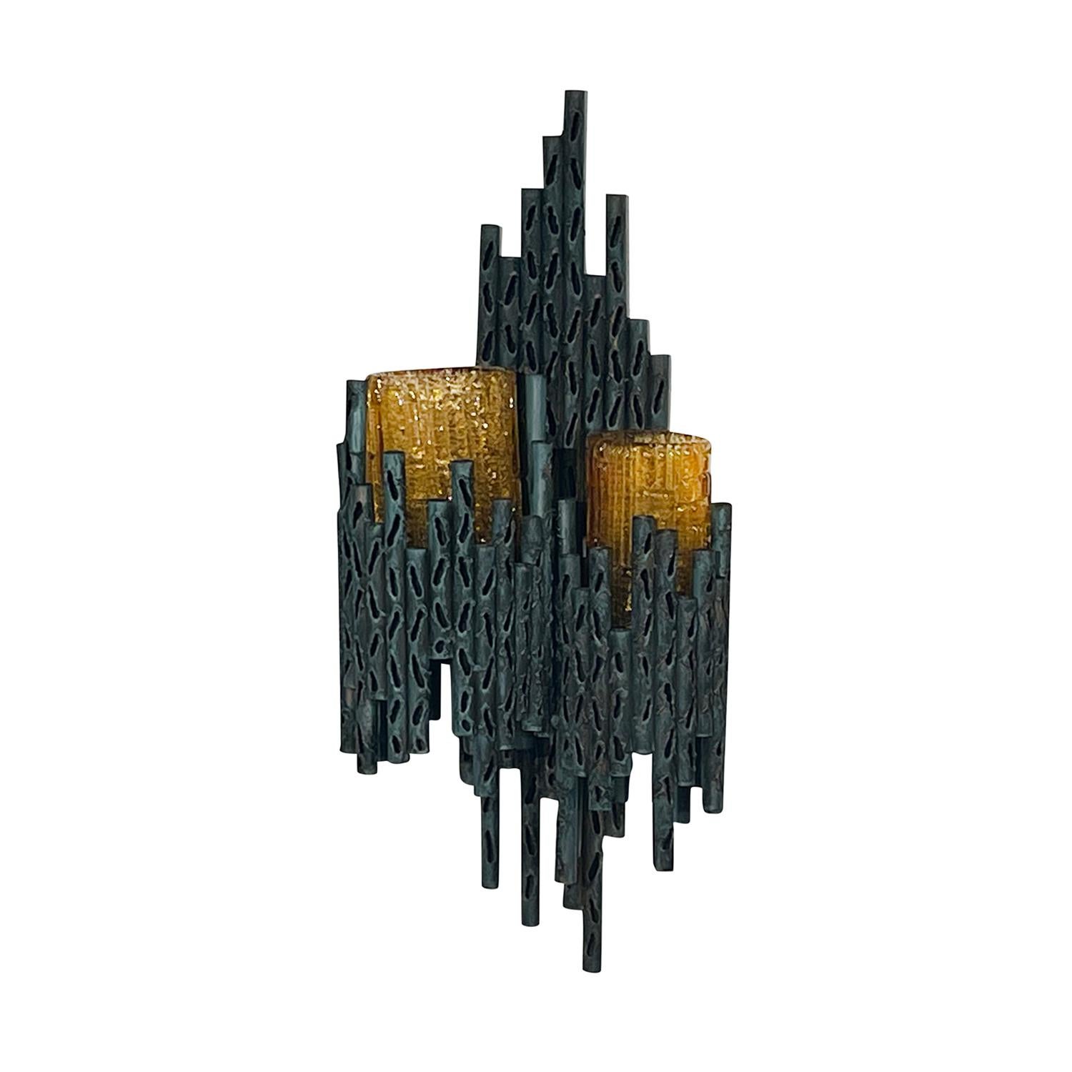 Una coppia scultorea e vintage di appliques del Mid-Century Modern in rame lavorato a mano, disegnate da Marcello Fantoni, in buone condizioni. Le applicazioni brutaliste sono impreziosite da tubi di diverse lunghezze. L'interno delle applique e