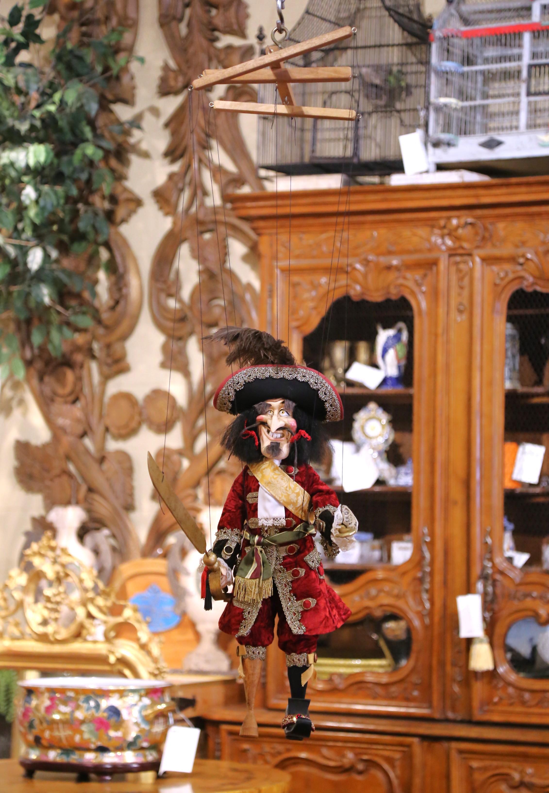 Questa bambola marionetta, che ricorda il famigerato personaggio di Capitan Uncino, sarebbe un pezzo d'arredamento unico e divertente, ma potrebbe anche essere utilizzata in una produzione teatrale. Realizzata in Italia intorno al 1980, la figura