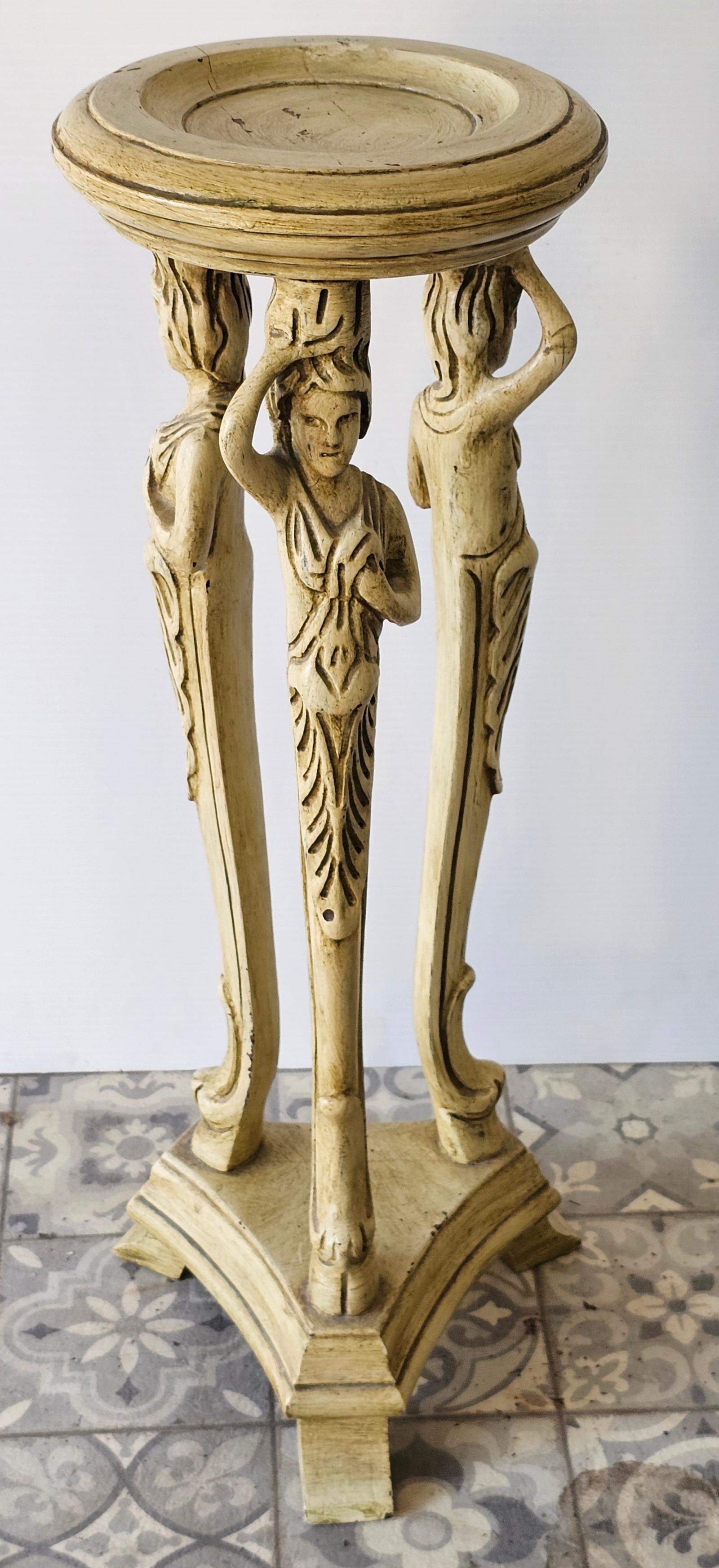 Italienischer Kerzenständer des 20. Jahrhunderts aus massivem, geschnitztem Holz mit Figuren.
Maße: 10