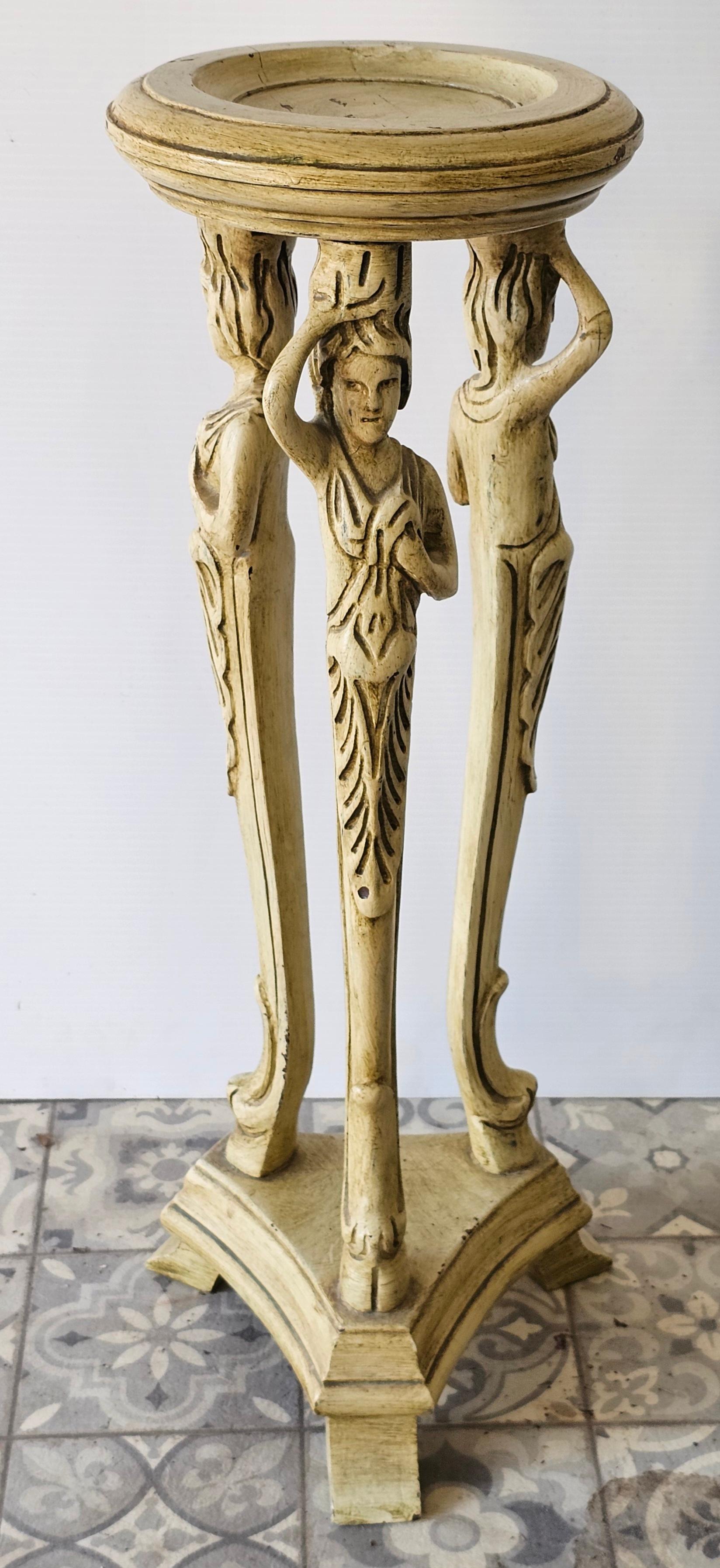 Italienischer geschnitzter, bemalter figuraler Dreibein-Kerzenständer aus Massivholz des 20. (Neobarock) im Angebot