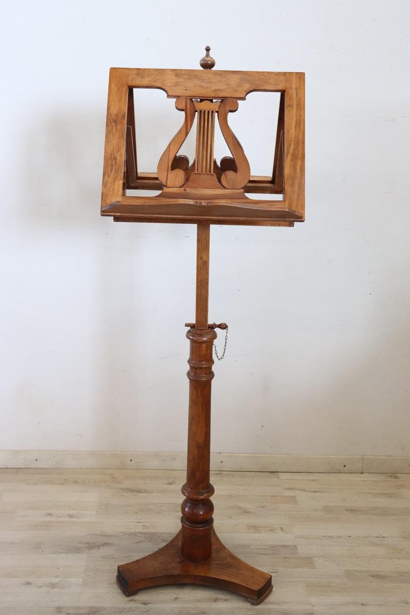 20th Century Italian Carved Walnut Adjustable Music Stand, 1990s In Good Condition In Casale Monferrato, IT