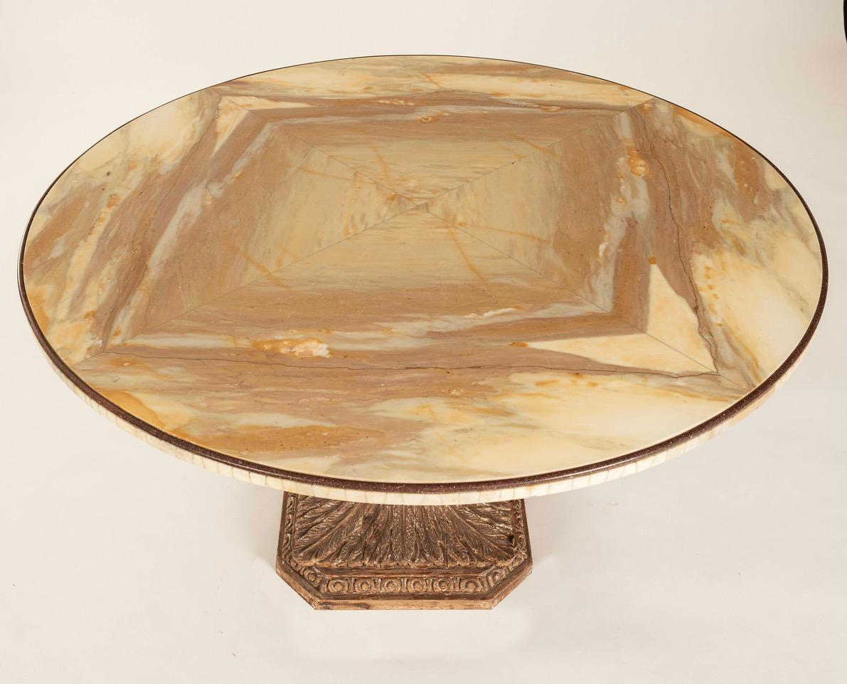 Table de salle à manger italienne du 20e siècle à piédestal en Wood Wood sculpté et plateau en Onyx Bon état - En vente à Houston, TX