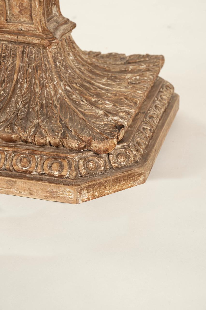 20ième siècle Table de salle à manger italienne du 20e siècle à piédestal en Wood Wood sculpté et plateau en Onyx en vente